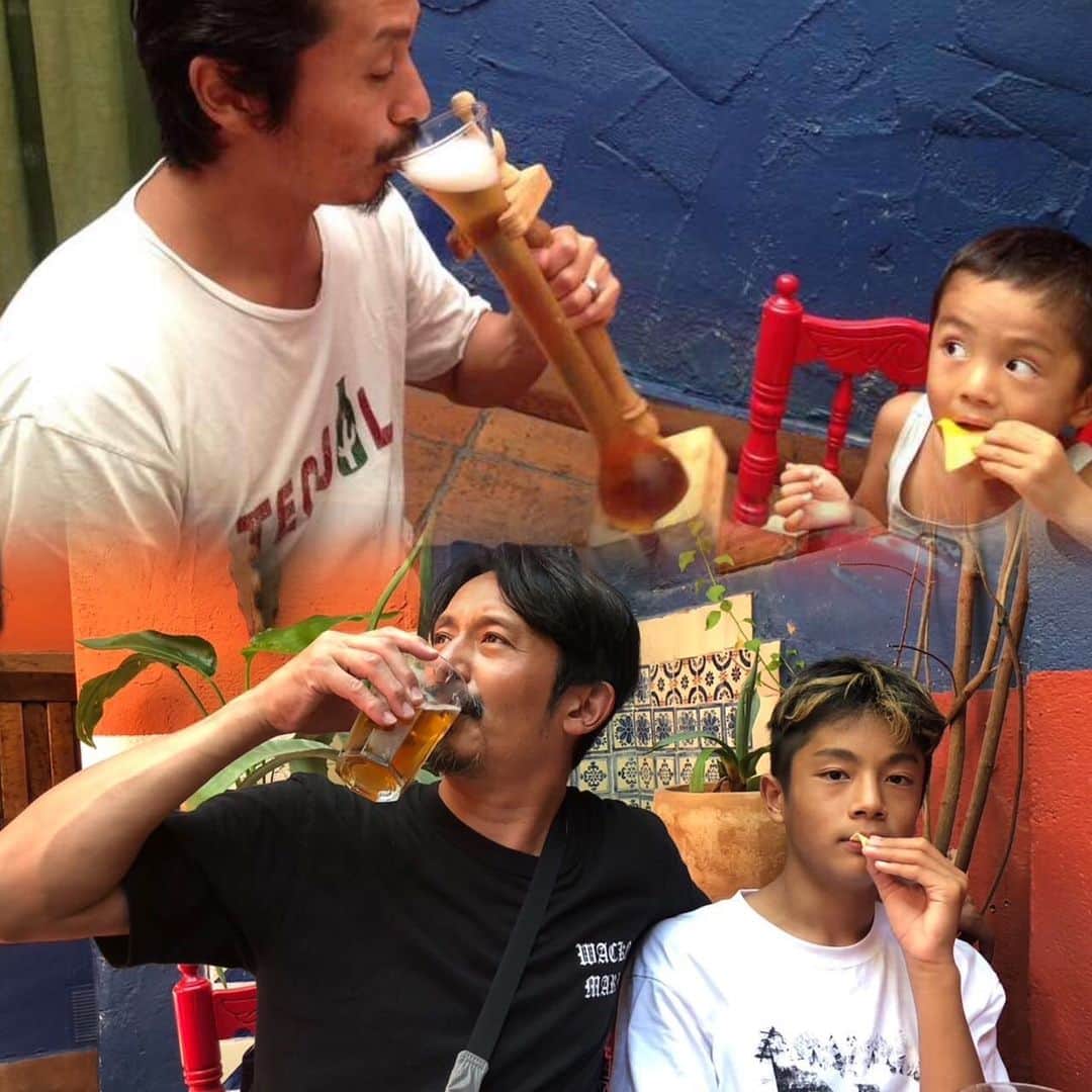 石塚啓次のインスタグラム：「娘が行きたいって行ったメキシコ料理屋！9年前に来てたやんけ！ 2014年8月14日 2023年8月13日  同じポーズで言ってるにに恥ずかしがって全然アカンのと俺自体もめんどくさくなって完成度かなり低め！ あと楽しみにしてたこの長いビールは無くなってたわ！ なかなか美味いしカワイイ店！  #石塚啓次 #YouTube #宵宵祇園  #yoiyoigion  #ブエナビスタ #buenavista #ブエナビスタデポルテ #buenavistadeporte #バルセロナ」