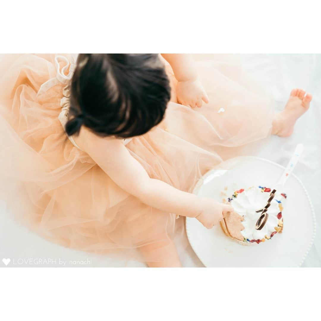 Lovegraph_Kids ラブグラフキッズさんのインスタグラム写真 - (Lovegraph_Kids ラブグラフキッズInstagram)「ㅤㅤㅤ"出張撮影"といえば広い公園や可愛い花畑での撮影をイメージする方が多いかもしれませんが🫶🏻🌿 ㅤㅤㅤ 実はお家での撮影ご依頼もとっても多いです📷🌼 ㅤㅤㅤ 出かける前のバタバタな準備もないし、着替えもできるし、いつもの空間なのでお子様もリラックスできます👶🏻 ㅤㅤㅤ お誕生日ケーキも一緒に撮影できるのも嬉しい🥹🍰♩.• 秋以降の撮影も受付しておりますのでぜひご検討ください🏡📸 ㅤㅤㅤㅤㅤㅤ ୨୧┈┈┈┈୨୧ ㅤㅤㅤ Lovegraphは出張撮影サービスです📸お誕生日や七五三、日常フォトなどさまざまなシーンをプロのカメラマンが撮影いたします☺️ ㅤㅤㅤ 撮影プランや料金詳細は @lovegraph_kids のプロフィールURLをご確認ください🌼 ㅤㅤㅤ ୨୧┈┈┈┈୨୧ ㅤㅤㅤ #ラブグラフ #Lovegraph #幸せな瞬間をもっと世界に #出張カメラマン #おうち撮影 #おうちバースデー」8月25日 21時40分 - lovegraph_kids