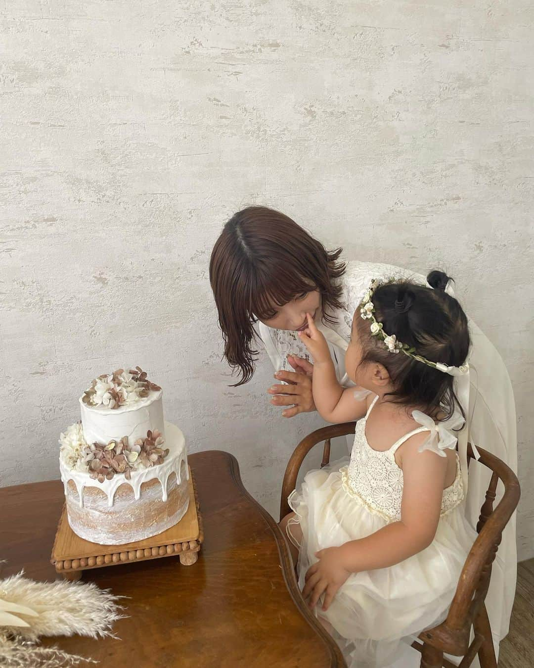 山田如凜さんのインスタグラム写真 - (山田如凜Instagram)「ㅤㅤㅤㅤㅤㅤㅤㅤㅤㅤㅤㅤㅤ 羽茉のお誕生日撮影の時にちゃっかり 私も一緒に何枚か撮ってもらった𓂃 ㅤㅤㅤㅤㅤㅤㅤㅤㅤㅤㅤㅤㅤ 羽茉とのツーショットって意外と 全然ないから結構貴重で嬉しい ~ 👧🏼👩🏼♡ ㅤㅤㅤㅤㅤㅤㅤㅤㅤㅤㅤㅤㅤ ㅤㅤㅤㅤㅤㅤㅤㅤㅤㅤㅤㅤㅤ 2歳になった途端によく動画でも見てたまんまの イヤイヤ期に突入して てんやわんやする日も 多いけれど毎日仲良くやってます ⸝⋆⸝⋆ （笑） ㅤㅤㅤㅤㅤㅤㅤㅤㅤㅤㅤㅤㅤ 最近は 「こまちです2さいです」って 大きい声で言ってて可愛い🫶🏻 ㅤㅤㅤㅤㅤㅤㅤㅤㅤㅤㅤㅤㅤ ㅤㅤㅤㅤㅤㅤㅤㅤㅤㅤㅤㅤㅤ  #2歳 #２歳 #2歳バースデー #2歳女の子 #２歳誕生日 #バースデーフォト #バースデーフォト撮影 #2歳児ママ #親子コーデ #親子リンクコーデ #親子ペアルック」8月25日 17時19分 - rin____1996