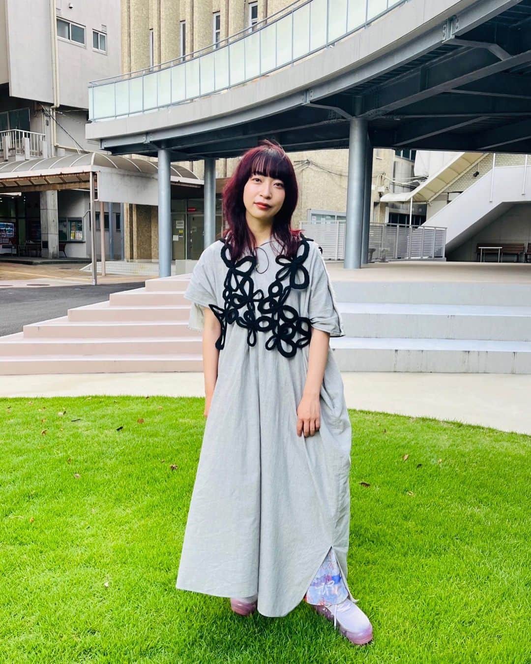 ヒグチアイのインスタグラム：「ありがたいことに、わたしの好きなこと、やりたいことをたくさんやらせて頂きました。 いろんな街やいろんな人に会って、自分に似合うことを見つけたり、自分を見つけたりできました。人と比べてネガティブになる必要はないけど、比べることで自分を探すことができるのは面白いです。 MCの鉄平さん、アナウンサーの浅田さんと旅しましたのでぜひご覧ください❤️  📺TV📺  ⏰8/26(土)11:15〜 NHK名古屋 #utatube #ラブ旅 出演❤️‍🔥  2週に渡って愛知＆三重の旅🗾 リクエストを頂いた子供達と一緒に歌ったり🎹特別客員教授を務める名古屋芸術大学で念願のダンスを習ったり🎓盛りだくさん🙋‍♀️ https://www.nhk.jp/p/nagoya-utatube/ts/2188M7K4YG/  ワンピース @kengo.ig   ビスチェ @rumche_official」