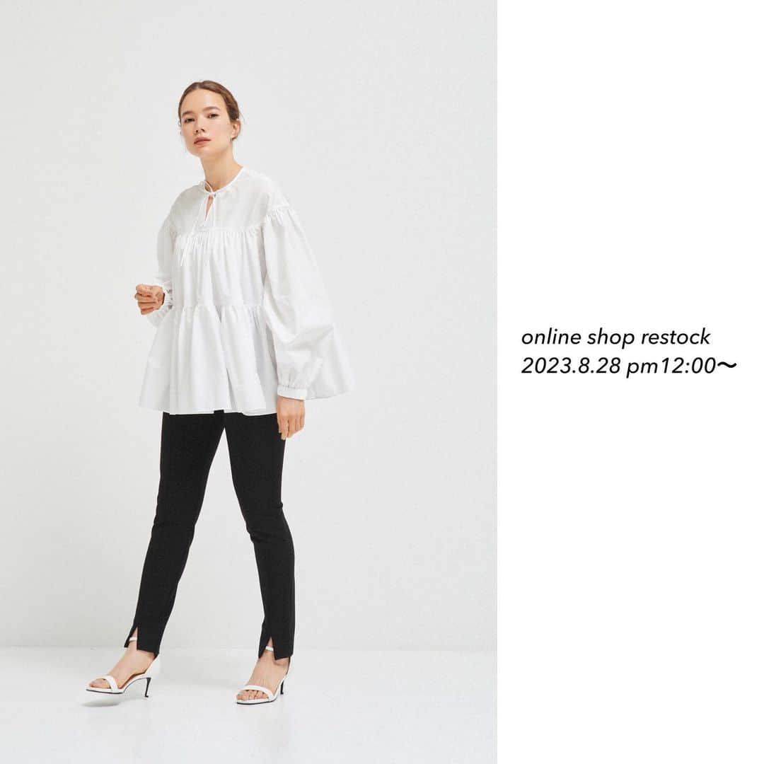 yoriのインスタグラム：「*online shop restock*  8/28 pm12:00〜 下記の商品が再入荷致します！ 詳細は商品ページを ご覧ください。  #ボリュームギャザーブラウス #サイドギャザーブラウス #ティアードロングブラウス  #yori_japan」