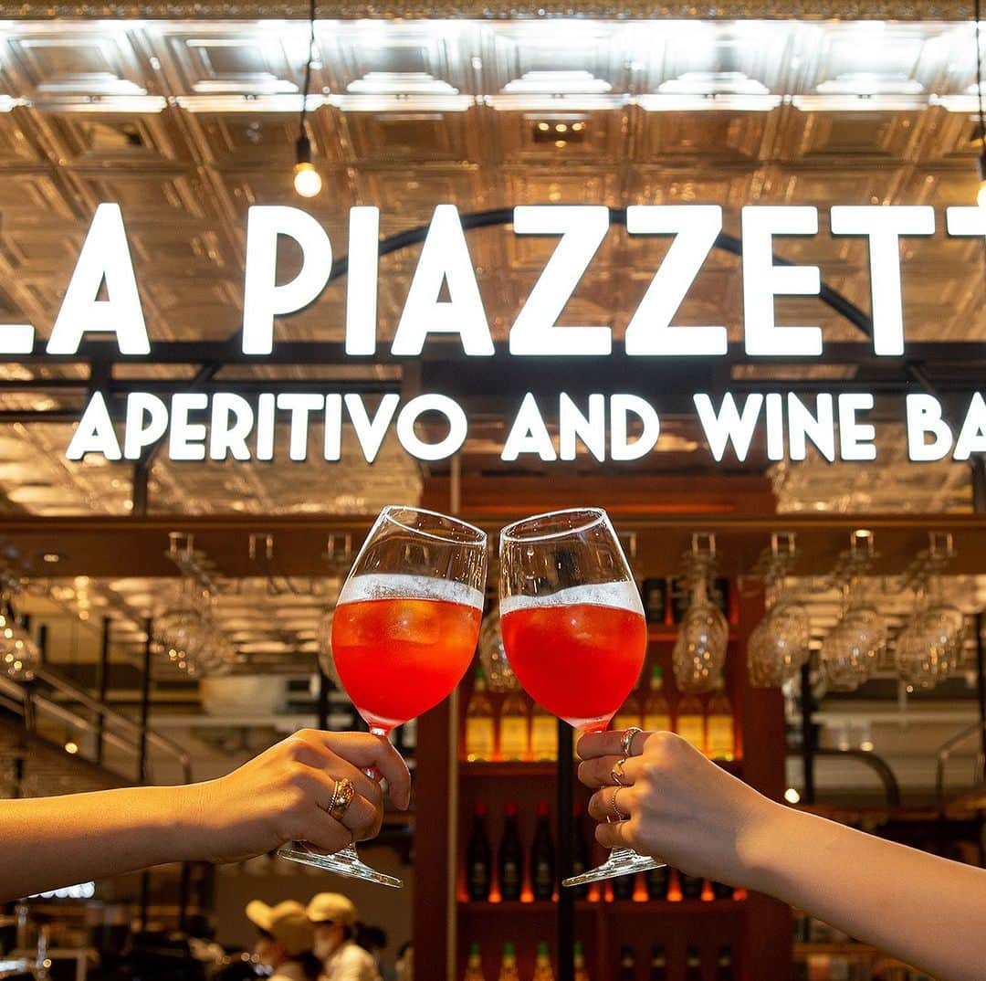 EATALY Tokyoのインスタグラム：「🍷HASHTAG　CAMPAIGN🍷  イタリアの愛するべき食習慣「アペリティーボ」を皆さんに体験していただき、アペリティーボの楽しさを広め、アペリティーボドリンクをもう1杯楽しみませんか？  “アペリティーボ”とは、ディナー前の夕方頃にバールに集まり、仲間や家族などと軽くお酒を飲む習慣を指します。ラテン語の「aperire(開く)」を語源とし、18世紀の後半にイタリアのトリノから始まったものと言われています。この食習慣は、時間をゆったりと感じさせ、暮らしを豊かにしてくれます。  キャンペーン参加方法 イータリーでアペリティーボを体験し楽しみます。 そしてそのシーンを撮影し、指定のハッシュタグをつけてインスタグラムに投稿してください。追加注文時にスタッフに投稿を見せていただくと、2 杯目の対象ドリンクを 1 杯サービスいたします!  指定ハッシュタグ　↓↓↓  🇮🇹 #イータリーでアペしよう 🇮🇹 #イータリー  🇮🇹 #アペリティーボ  ——————————————————————-  #eataly #イータリー #eatalyginza  #eatalytokyo  #eatalynihombashi  #eatalyharajuku  #eatalyshonan   #東京駅 #丸の内  #日本橋 #銀座   #原宿  #湘南  #ハッシュタグキャンペーン」