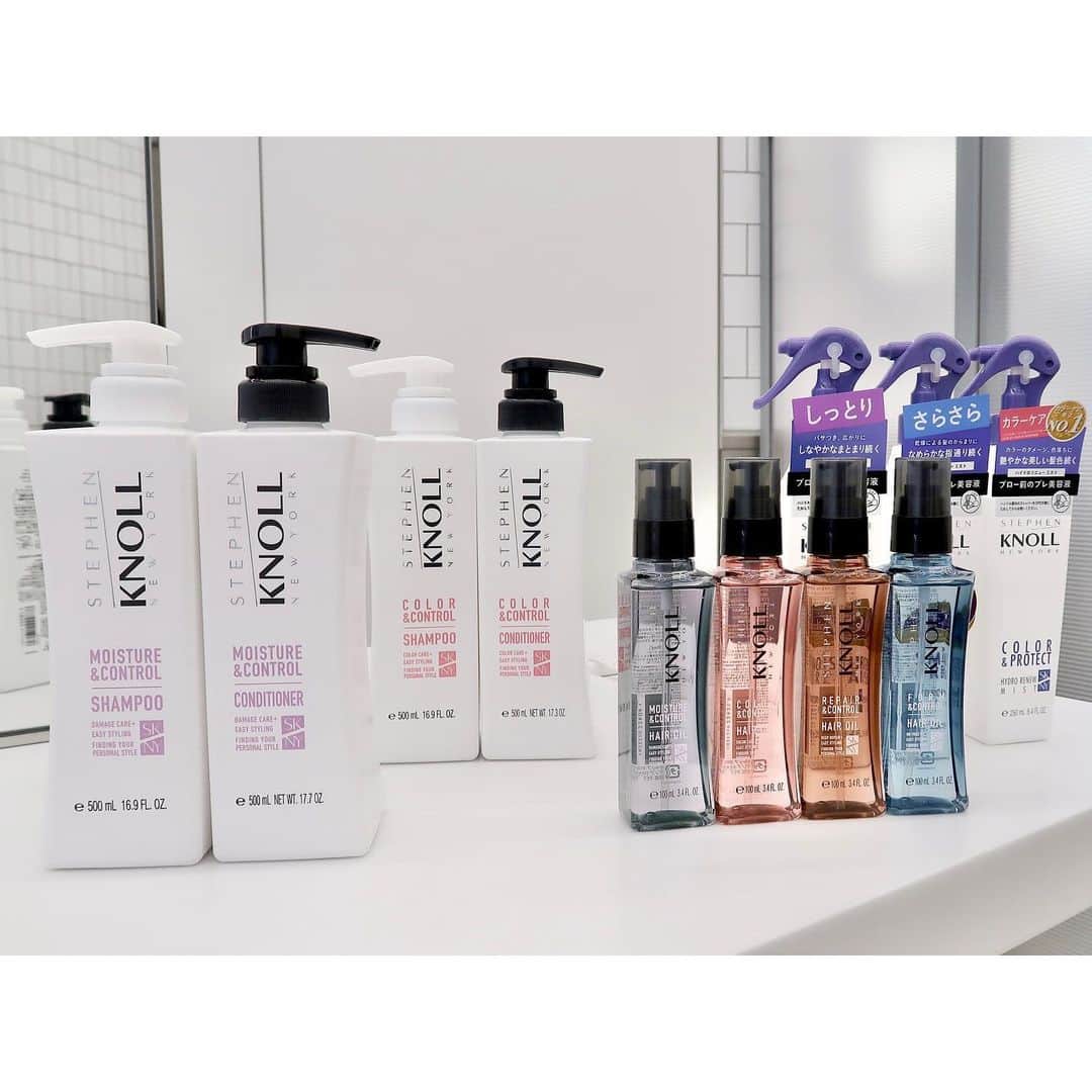 有村実樹さんのインスタグラム写真 - (有村実樹Instagram)「現在使っているヘアケアは、スティーブンノル。 20代前半からリピートしているブランドです。 ⁡ ⁡ 今はモイスチュアコントロールのシリーズを使用中。 ・シャンプー ・コンディショナー ・ヘアオイル  など様々あるのですが、、 ⁡ 特にお気に入りがシャンコン。 しっかり泡立ってハードスプレーもすっきり洗い流してくれます。 ⁡ そして、レイヤー多めのカットで傷んでくると毛先が広がりやすくなるのですが、コンディショナーだけでも毛先までスルン！ ⁡ オイルをプラスすれば、お出かけ先でもキラキラ感が持続✨ ⁡ ⁡ ⁡ モイスチュア コントロール以外にカラーコントロールもあり、髪質に合わせたホームケアが手軽に行えますよ。 ⁡ ⁡ ⁡ ⁡ ちなみに、今回はMaison KOSÉ銀座のブローバーでスティーブンノルの商品を使用したシャンプー＆ブローの施術を体験してきました。 ⁡ ⁡ ⁡ ⁡ さて、色々書きましたが何がいいのかを一言で言うなら、、 ⁡ <手間をかけずにただ使うだけで、サロンレベルに整うヘアケアが自分でできること！> ⁡ ⁡ ⁡ ⁡ 名前からすっかり海外ブランドかと思っていたけど、KOSEがNYのトップスタイリストであるスティーブン・ノル氏とタッグを組んで日本で研究開発していることを今回知りました。 長年使っていたのに、そこチェックしてなかったなぁ🫣 ⁡ ⁡ スキンケアにも使われる技術を取り入れているからこそ、丁寧に髪へもアプローチしてくれるんですね。 ⁡ ⁡ 外側を整えて手触りだけを変えるのではなく、内側にもアプローチするからこそ叶う美しい仕上がりが魅力です☺️ ⁡ ⁡ ⁡ ⁡ ⁡ ⁡ #スティーブンノル #カラーケア #ヘアケア#skny_pr #乾燥ケア #シャンコン #シャンプー #コンディショナー #スキンケア #美容 #美容好きな人と繋がりたい #メイク #コスメ #コスメ好きさんと繋がりたい #美容研究家 #有村実樹 #本気のPR」8月25日 17時22分 - arimura_miki