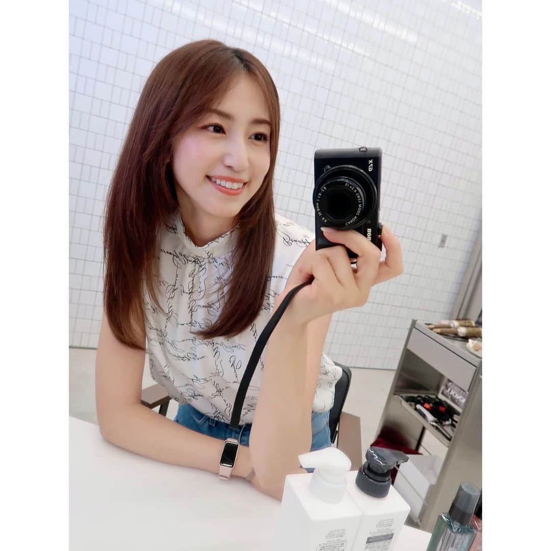 有村実樹さんのインスタグラム写真 - (有村実樹Instagram)「現在使っているヘアケアは、スティーブンノル。 20代前半からリピートしているブランドです。 ⁡ ⁡ 今はモイスチュアコントロールのシリーズを使用中。 ・シャンプー ・コンディショナー ・ヘアオイル  など様々あるのですが、、 ⁡ 特にお気に入りがシャンコン。 しっかり泡立ってハードスプレーもすっきり洗い流してくれます。 ⁡ そして、レイヤー多めのカットで傷んでくると毛先が広がりやすくなるのですが、コンディショナーだけでも毛先までスルン！ ⁡ オイルをプラスすれば、お出かけ先でもキラキラ感が持続✨ ⁡ ⁡ ⁡ モイスチュア コントロール以外にカラーコントロールもあり、髪質に合わせたホームケアが手軽に行えますよ。 ⁡ ⁡ ⁡ ⁡ ちなみに、今回はMaison KOSÉ銀座のブローバーでスティーブンノルの商品を使用したシャンプー＆ブローの施術を体験してきました。 ⁡ ⁡ ⁡ ⁡ さて、色々書きましたが何がいいのかを一言で言うなら、、 ⁡ <手間をかけずにただ使うだけで、サロンレベルに整うヘアケアが自分でできること！> ⁡ ⁡ ⁡ ⁡ 名前からすっかり海外ブランドかと思っていたけど、KOSEがNYのトップスタイリストであるスティーブン・ノル氏とタッグを組んで日本で研究開発していることを今回知りました。 長年使っていたのに、そこチェックしてなかったなぁ🫣 ⁡ ⁡ スキンケアにも使われる技術を取り入れているからこそ、丁寧に髪へもアプローチしてくれるんですね。 ⁡ ⁡ 外側を整えて手触りだけを変えるのではなく、内側にもアプローチするからこそ叶う美しい仕上がりが魅力です☺️ ⁡ ⁡ ⁡ ⁡ ⁡ ⁡ #スティーブンノル #カラーケア #ヘアケア#skny_pr #乾燥ケア #シャンコン #シャンプー #コンディショナー #スキンケア #美容 #美容好きな人と繋がりたい #メイク #コスメ #コスメ好きさんと繋がりたい #美容研究家 #有村実樹 #本気のPR」8月25日 17時22分 - arimura_miki