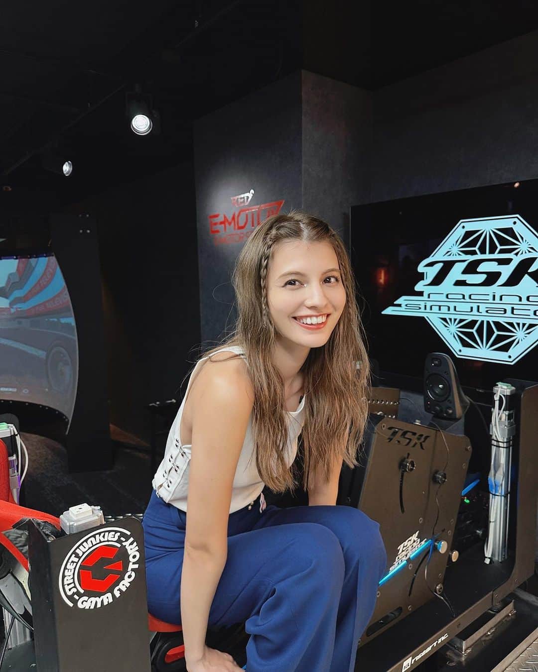 マギーのインスタグラム：「車づくしの充実した週でした🔥🏁❤️ カートにドリフトに体はぼろぼろです🤣 また公開日がきたら、告知します！  Tops @dionlee  Pants @casablancabrand  Shoes @giuseppezanotti」