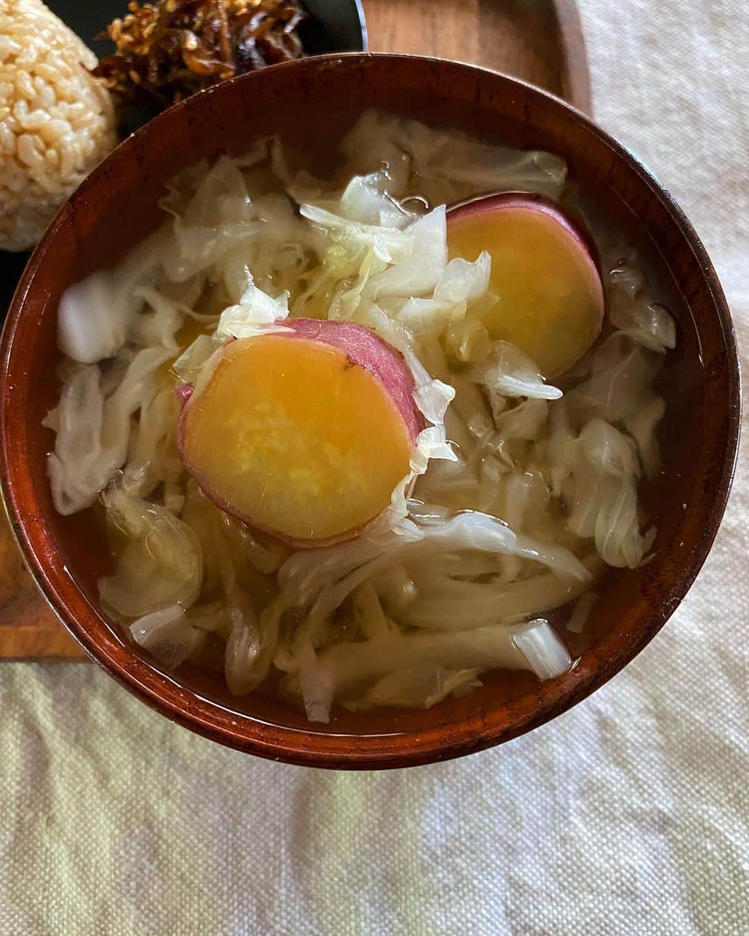 aomojiさんのインスタグラム写真 - (aomojiInstagram)「今日の品  有機発芽玄米おにぎり しらす炒り煮 キャベツとさつまいもの味噌汁 玄米味噌  しらすはミキプルーンとおかかと炒りごまと昆布と玄米酢を少しと母の味で炒り煮したもの。  #お弁当#おにぎり #おにぎり弁当 #おにぎり定食#味噌汁はおかず#有機発芽玄米 #オーサワジャパン #ミキプルーン#暮らし#lunchtime #lunch #foodstagram #foodporn #homemade #homecooking #life #onigiri #japanesefood #玄米菜食 #玄米 #皿#イイホシユミコ #aomojibento」8月25日 17時29分 - aomoji