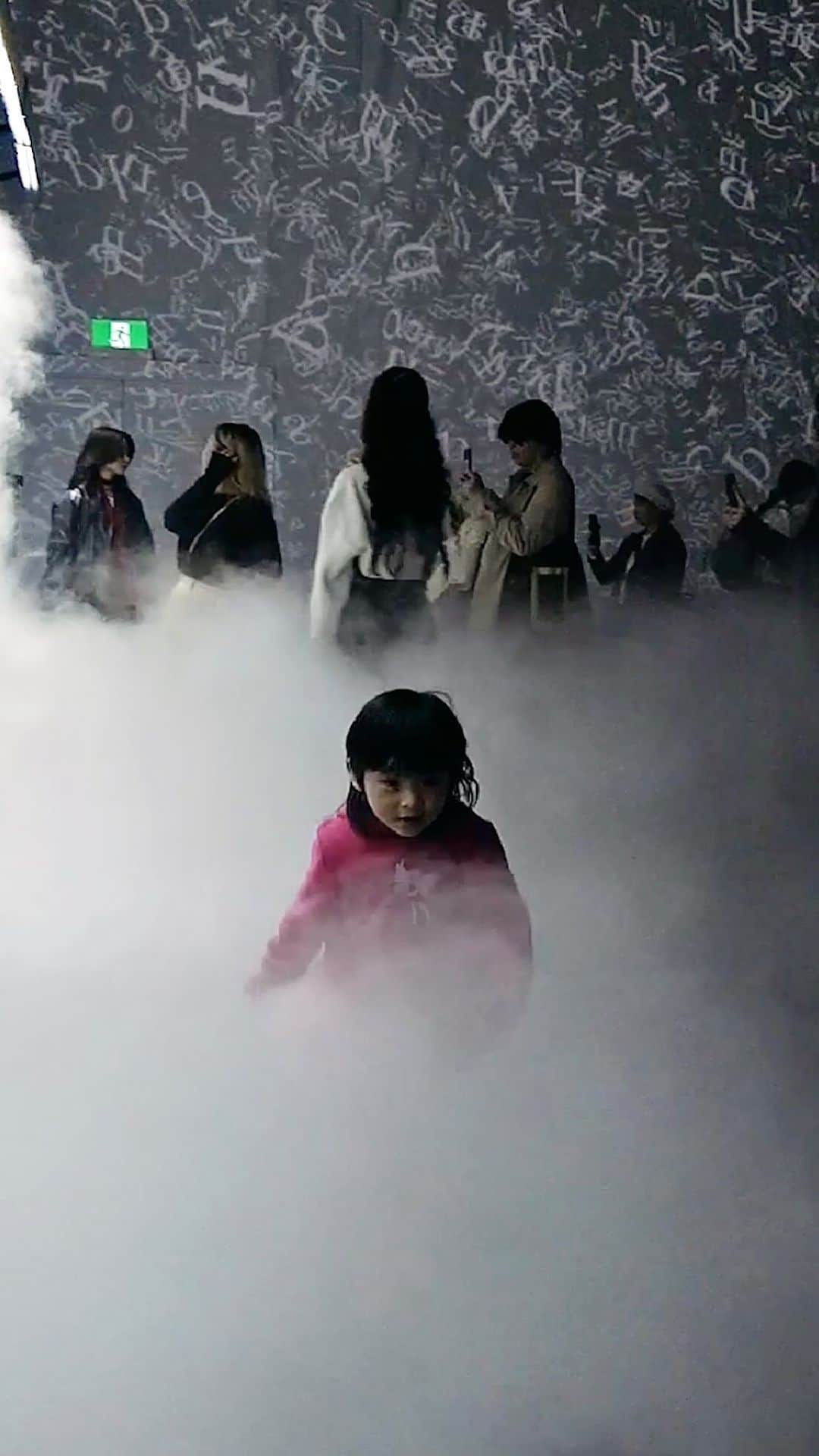 パワーハウスミュージアムのインスタグラム：「Come and see Atmospheric Memory this weekend. In this immersive exhibition from Rafael Lozano-Hemmer, you can touch the world’s first 3D-printed speech bubble, see your voice travel in a ripple tank, walk through clouds of text written in mid-air, hear 3,000 speakers each with its own field recording and interact with virtual environments in a colossal 360-degree projection chamber.  Book ahead of time.  #AtmosphericMemory   🎥 @phoenixeyefilms」