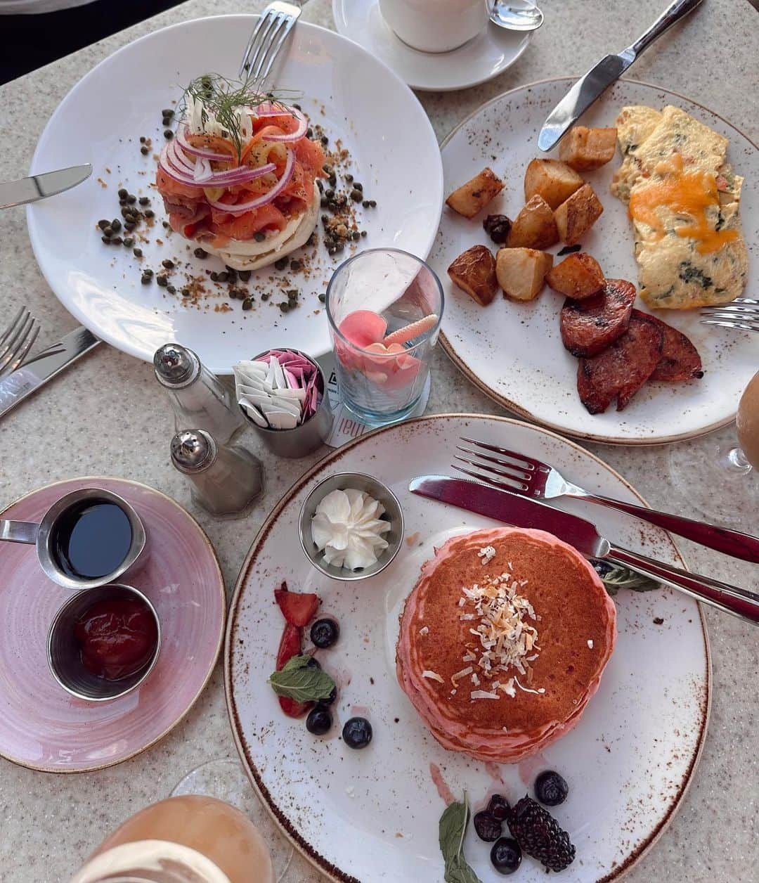 ✷kana✷のインスタグラム：「ピンク好きにはたまらない🥺  ロイヤルハワイアン🏩内の 📍surf lanaiで朝食🍴 やはりテンションあがっちゃうね！！ いつか泊まりたい、、💞  #surflanai#breakfast#royalhawaiianhotel #pinkpinkpink#hawaiilife#pancake#hawaiifoodie#サーフラナイ#ロイヤルハワイアンホテル#モーニングカフェ#お洒落カフェ#ピンクカフェ#ハワイグルメ#ワイキキビーチ#ハワイ旅」