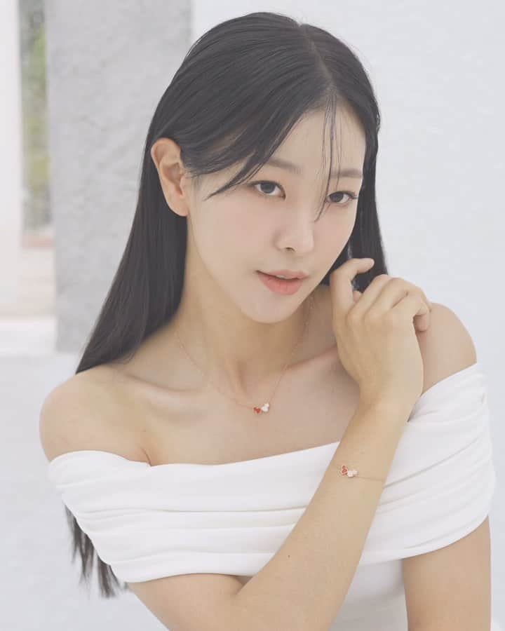 コ・ウォニのインスタグラム：「#광고 @qeelinjewellery」
