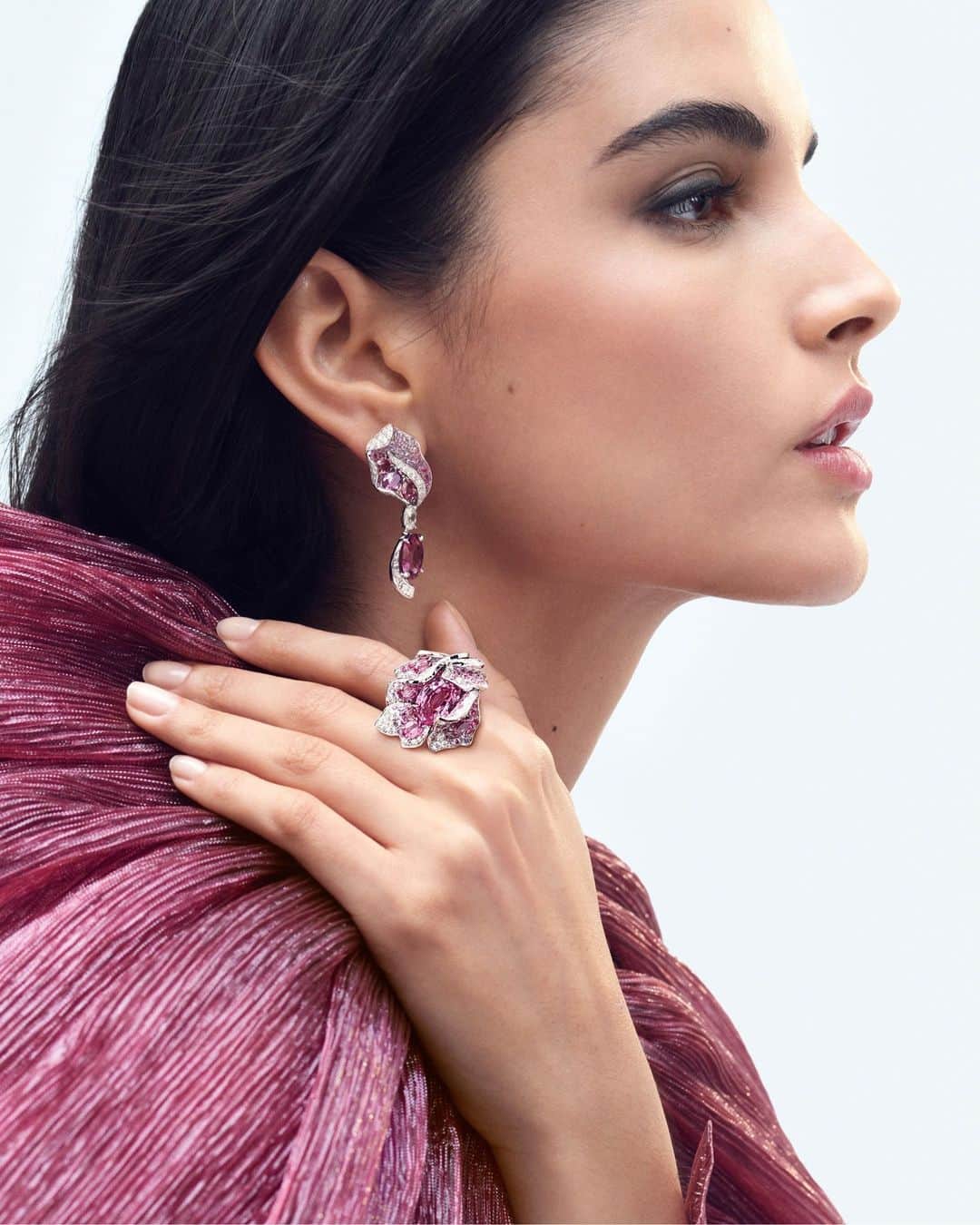 Chaumetさんのインスタグラム写真 - (ChaumetInstagram)「Enjoy the poetic beauty of our Iris High Jewellery ring and earrings from Le Jardin de Chaumet.⁣ Adorned with an 8.14-carat pink spinel, the asymmetrical ring captivates with its unique charm, paying homage to the delicate irises found in nature's embrace. Completing the look, find the exquisite earrings, adding a touch of elegance and sophistication to any ensemble. Letting nature's allure grace every movement.⁣ #Chaumet #LeJardindeChaumet #ChaumetHighJewellery」8月25日 17時36分 - chaumetofficial