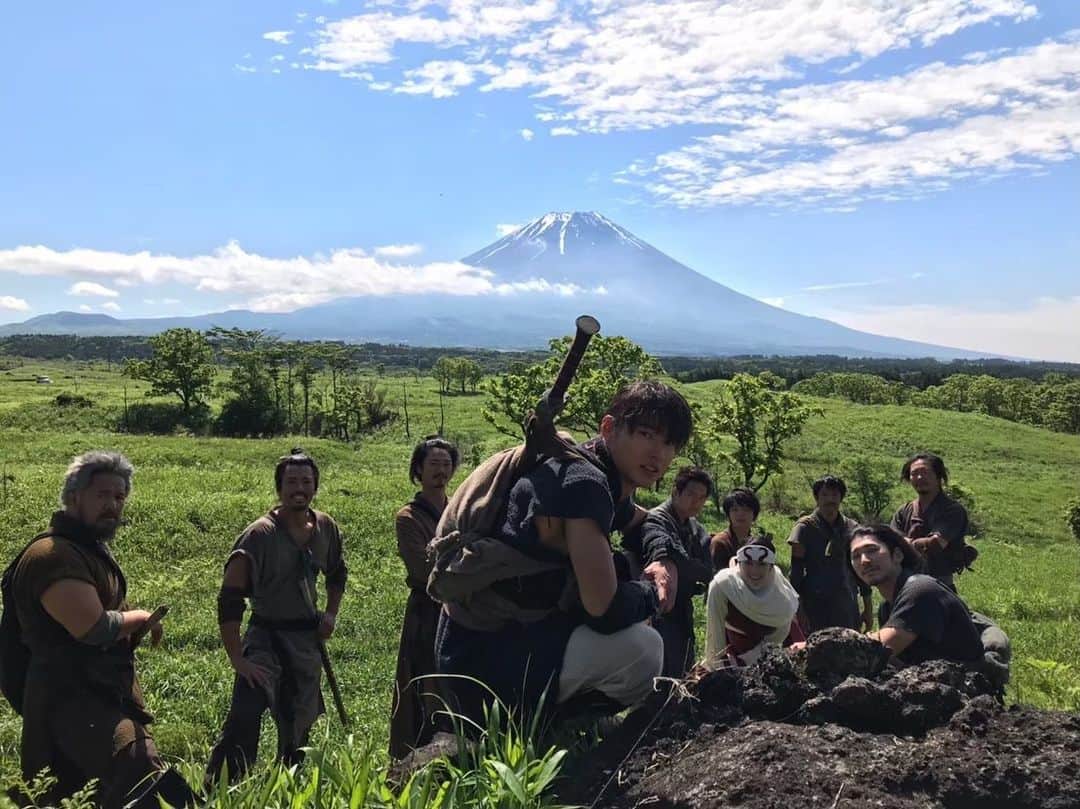 山﨑賢人のインスタグラム：「飛信隊！！！ #PR #キングダム #運命の炎」