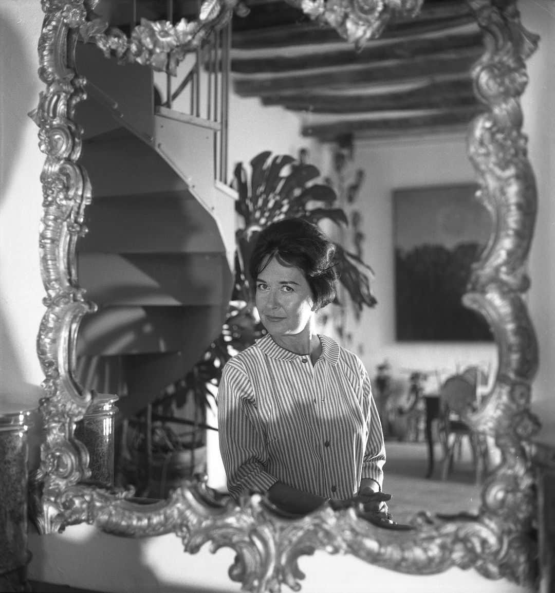 クリスティーズのインスタグラム：「#Bornonthisday Dorothea Tanning (1910-2012) was an American artist best known for her Surrealist paintings.⁣ ⁣ Born in Illinois, she moved to Chicago in 1930. Once in the city, she attended night classes at the School of the Art Institute of Chicago while working as a waitress.⁣ ⁣ In 1935, Tanning relocated to New York, where she found employment as a commercial artist and first encountered the work of the Surrealists. Five years later, Tanning was introduced to Yves Tanguy, Salvador Dalí, and her future husband Max Ernst.⁣ ⁣ During her lifetime, Tanning created a variety of art, from her fantastical scenes of the 1940s, to her more abstracted paintings of the mid-1950s.⁣ ⁣ 🔗 Follow the link in bio to learn more!⁣ ⁣ #DorotheaTanning」