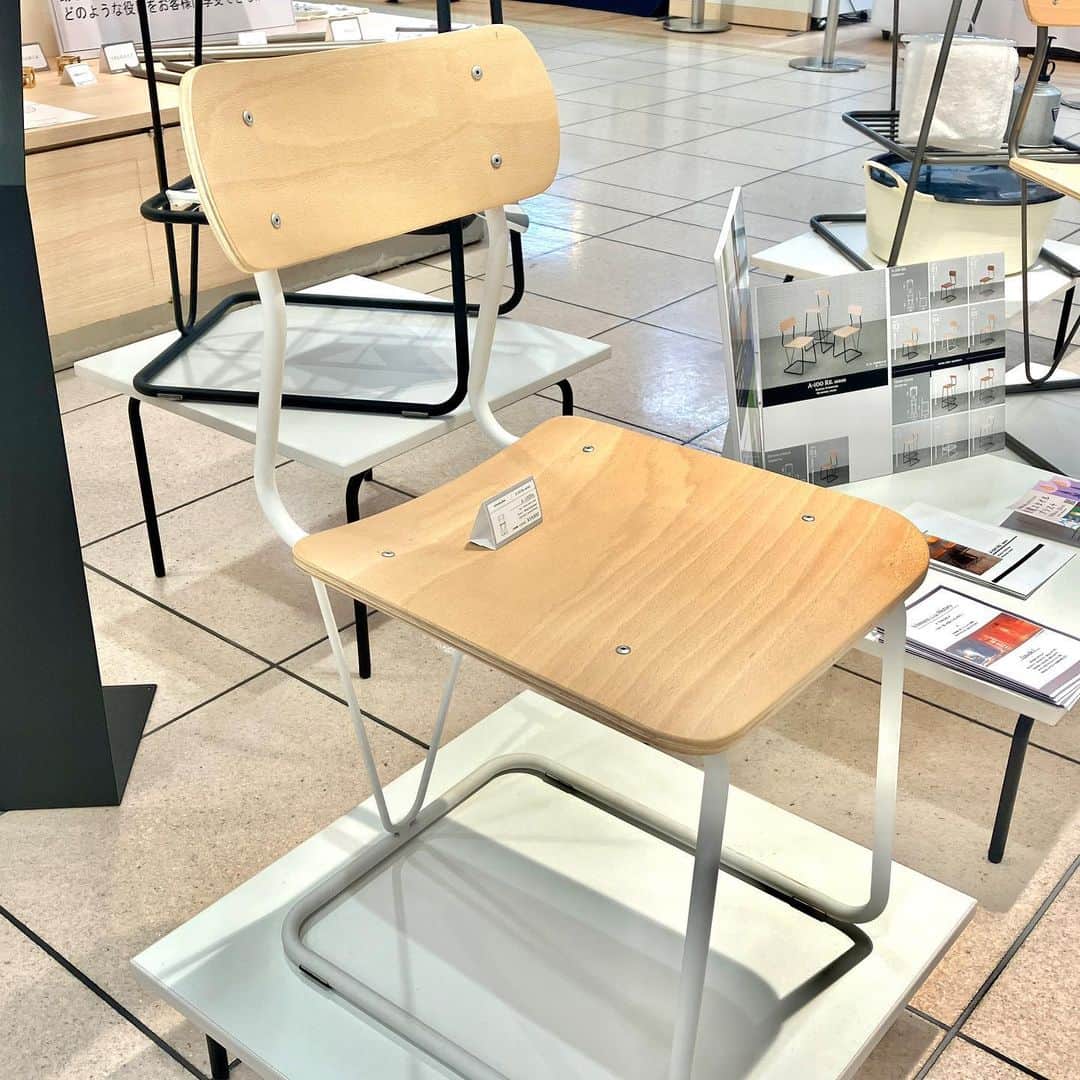 daimarusapporoさんのインスタグラム写真 - (daimarusapporoInstagram)「「学校の椅子」がインテリアに😳！ 7階 エスカレーター前で、江別市の家具・什器メーカー〈イチムラ〉の期間限定ショップを開催中！  創業70年を迎えた〈イチムラ〉。 様々な暮らしのスタイルに寄り添ってくれる椅子やテーブル、インテリア雑貨が登場しました🌿  小学校などで使う学習机を使っていたという〈イチムラ〉。 その親しみやすい形を活かしたチェア(1-4枚目)は、座るだけでなく収納や「ちょっと物を置く場所」に活躍してくれます😉  木材や脚の色によって印象が変わるので、お部屋の雰囲気に合わせて選べるのもうれしいポイントです🪑  サイドテーブル(8.9枚目)や「手しごと椅子」(10枚目)にも、使いやすい形の工夫が満載！ お部屋のレイアウトや生活スタイルが変わっても寄り添ってくれること間違いなしです。  他にも、高い技術を生かしたフラワーベースやブックシェルフなどのインテリアも見逃せません👀 ぜひ店頭でご覧ください！  ※8/29(火)まで  #大丸札幌 #イチムラ #学習机 #学習椅子 #チェア #椅子 #木の椅子 #インテリア #インテリア雑貨 #サイドテーブル #ミニテーブル #インテリア家具」8月25日 17時52分 - daimarusapporo