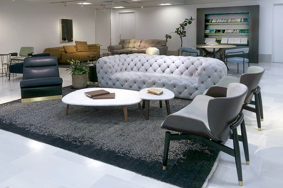 Baxter Japan / バクスター ジャパンのインスタグラム：「【 ISETAN HOME DECOR 】  あたらしい暮らしのドアを開く　　ISETAN HOME DECOR 2023 期間：8月24日(木)～8月29日(火) 　　　　<最終日午後6時終了> 場所：伊勢丹新宿店　本館6階 催事場  @life_design_isetanshinjuku  ラグジュアリーな住空間をご提案する、 ISETAN HOME DECOR。 世界中からセレクトした家具、 インテリア、雑貨をはじめ、 ベッドルーム、ガーデンなど、 新しい住まい方のアイデアと出会える展示販売会です。  Baxterは、リビングルームの展示を行っております。 BaxterのアイコンのChestermoon(ソファ)をはじめ、包まれるような座り心地が魅力のSorrento(ソファ)、 ふわふわで目を惹きつけるビジュアルのNepal(アームチェア)など、 アイコン的な商品を ご覧いただける機会となっております。  お近くにお越しの際は是非お立ち寄りください。  ・ ・ ・  #伊勢丹新宿店 #isetanhomedecor  #インテリア #interior #家具 #furniture #lifestyle #リビング #室内装饰」