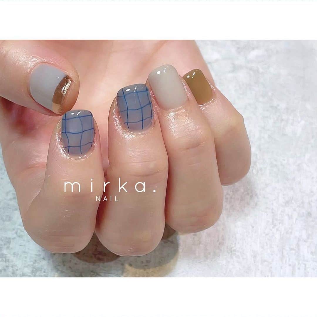 mirka. NAIL(ミルカネイル)のインスタグラム：「⁡ ⁡ ゆるチェック⌇ ⁡ ⁡ ⁡ ………………………………………………………… ⁡ ご予約、お問い合わせは LINE ID⇒ @mirka.nail (@含む)まで。 ⁡ ご新規様はハイライトの「ご案内」と「ご予約方法」を必ずお読みいただいてからご予約くださいますようお願いいたします。 空き状況や詳細はLINEの投稿からご確認ください。 ⁡ ⁡ ⁡ ⁡ #mirkanail#nails#nail#nailart#naildesign #ショートネイル#ネイルアート#ネイルデザイン#ネイル#大人ネイル#シンプルネイル#オフィスネイル#ニュアンスネイル#ナチュラルネイル#カジュアルネイル#ショートネイルデザイン#美甲#夏ネイル#夏ネイル2023 #プライベートサロン#プライベートネイルサロン#東京ネイルサロン#東京ネイル#江東区ネイルサロン#森下#清澄白河 ⁡#秋ネイル」