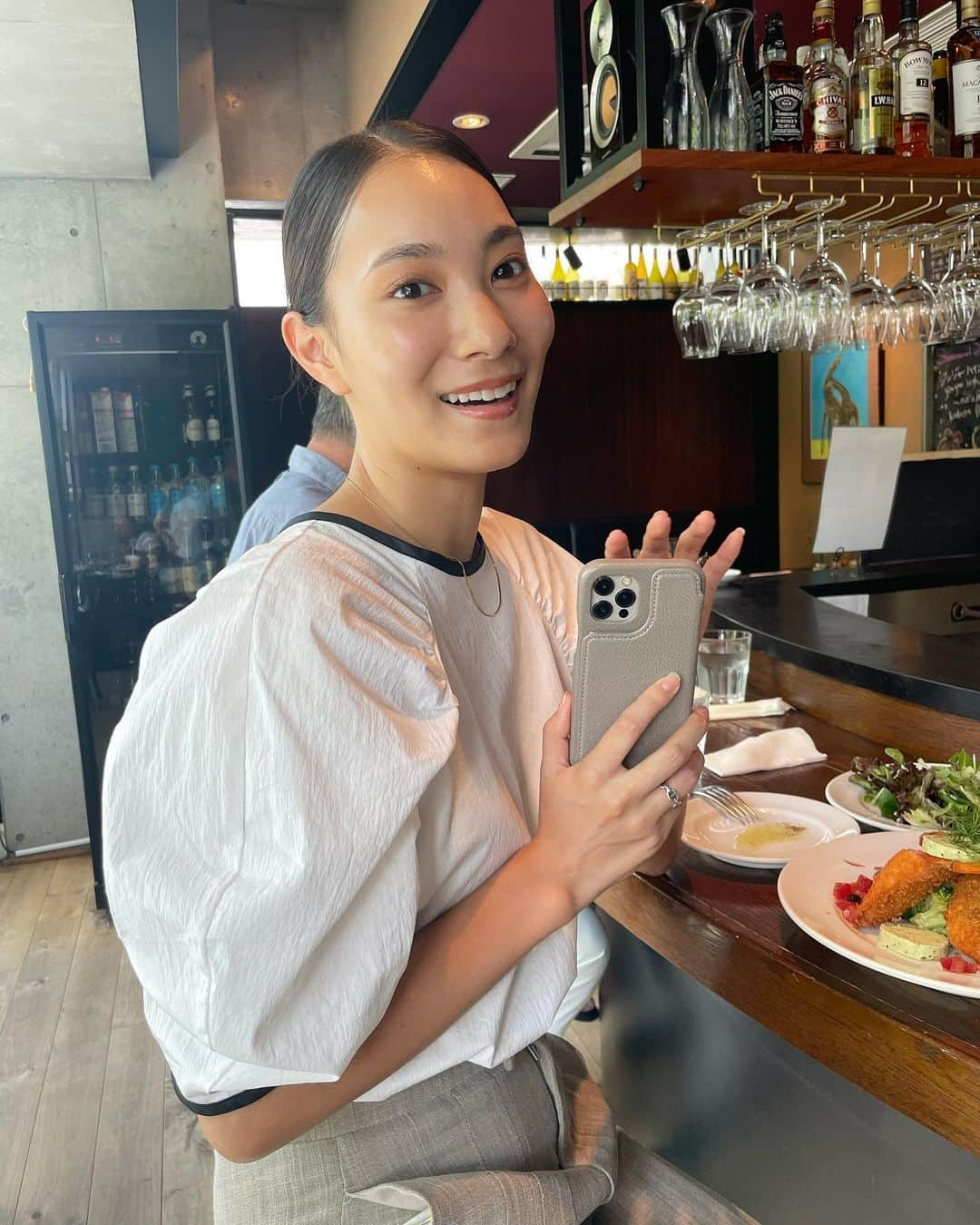 横川莉那のインスタグラム：「. 沢村のランチ美味しかった~🐷🥐 . . 新しいiPhoneケース レザーの質感と色が好み🦭🤍 中にカードも入るので機能性も高くてお気に入り✌️ . . #沢村#広尾ランチ#私服#無加工 #demiurvo#デミウルーボ#iphoneケースオーダー」