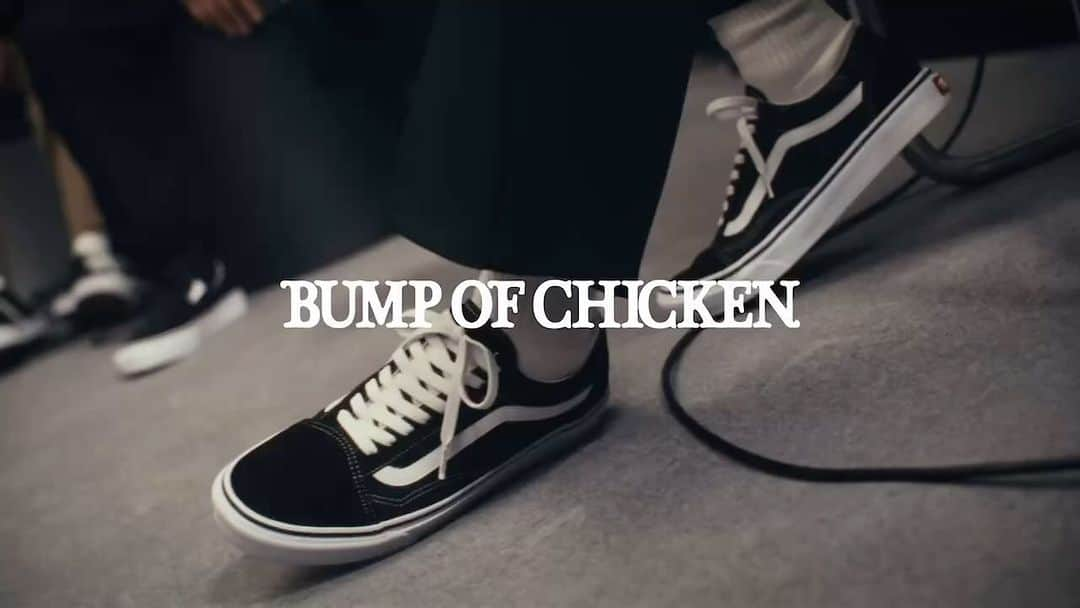 直井由文のインスタグラム：「2021年BUMP OF CHICKENの結成25周年記念で販売しましたVANSとの第一弾コラボレーションスニーカーに多数のご応募をいただき完売しましたことを受けまして、第二弾の販売が決定いたしました！ 今回のデザインもVERDYが担当し、初回以上のバリエーションのあるラインナップとなっております。商品と販売の詳細につきましては、ABC-MART GRAND STAGE ONLINE内の特設ページをご確認ください🛹 https://gs.abc-mart.net/feature/21047/ ※BUMP OF CHICKEN ONLINE SHOPでのお取り扱いはございませんのでご注意ください。  #BUMPOFCHICKEN #vansjapan #verdy @bumpofchickenofficial @vansjapan @verdy」