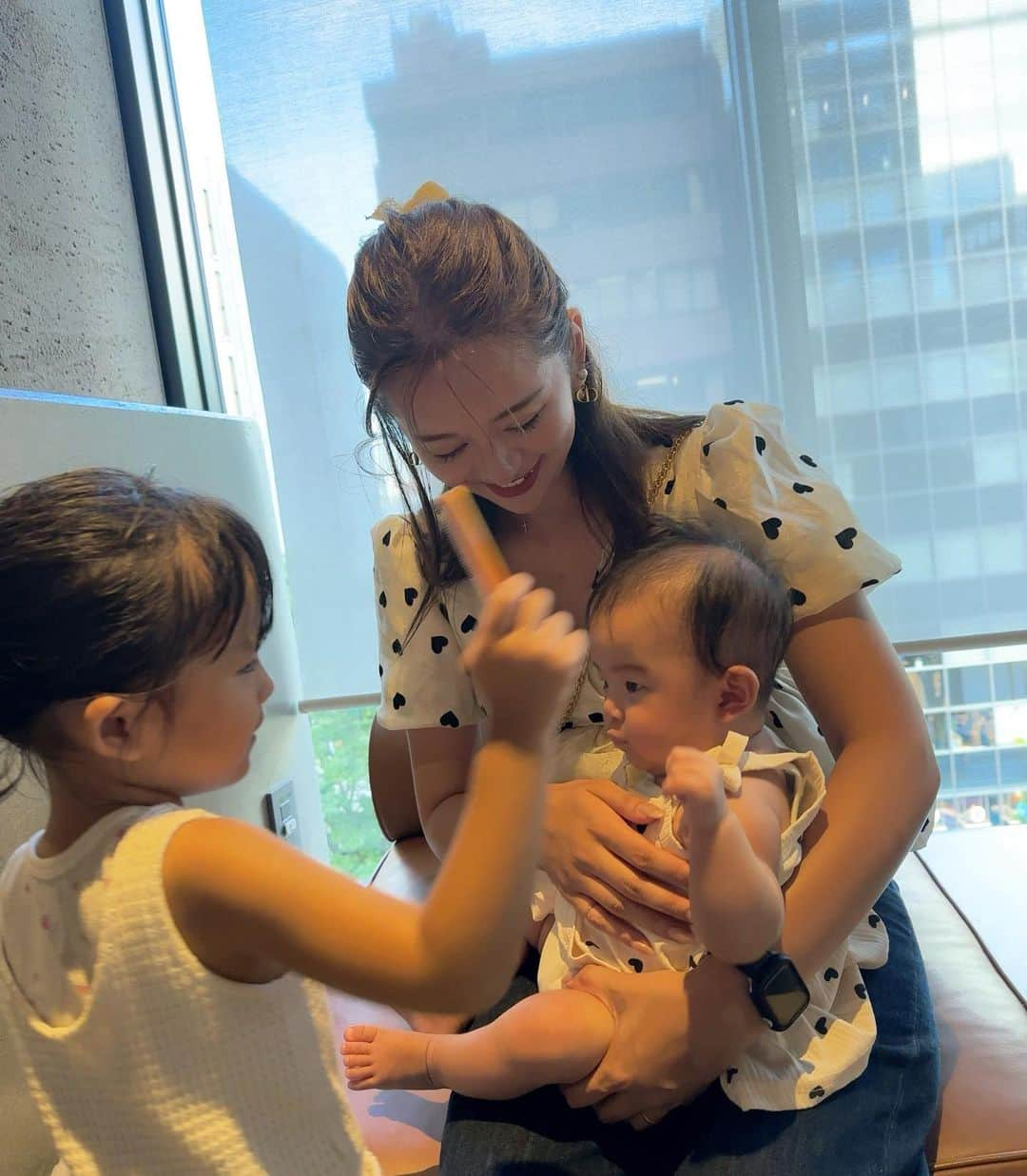 丸山慧子さんのインスタグラム写真 - (丸山慧子Instagram)「.  かわいい3人引き連れて 一足先にオープン前の @giolitti.japan 行ったよ~♡ （書くの遅くてもうOpenした笑）  私はほうじ茶がお気に入り🍵 めぐみが食べてた ピスタチオも気になるから また行こう？💕🩷  トップスはさなとおそろで 二人とも @shein_japan 🖤  このトップス着痩せ効果あるよ🤫  慧子トップス 🏷️ 13374168 （Mサイズ）  さなトップス 🏷️ 11288048 （3-6M）  もちろん割引クーポンあるので ▶︎ 【keiko1520】使ってね~🐥❤︎  この日のうーたんも 優しさが溢れ過ぎてて 胸が苦しかったよ🫠💕 本当かわいい、大好き🩷  #SHEIN #sheinコーデ #女の子ママ #姉妹ママ #骨格ロマンティック #ad #SHEINforAll  #CHANEL #肩幅広い系女子 #親子コーデ  #親子リンクコーデ #生後5ヶ月」8月25日 17時51分 - keiko.423