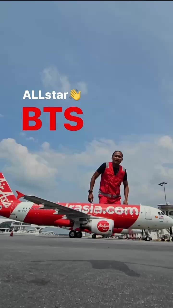 AirAsia (公式) のインスタグラム：「グランドスタッフの一日に密着🎥  すべてのフライトの裏には、 仲間と連携しつつ働く 『グランドハンドリング・チーム』 の存在があります✨  彼らなしには安全なフライトはありません🛫 そんな仲間たちの仕事をぜひご覧ください！  #FlyAirAsia #エアアジア」