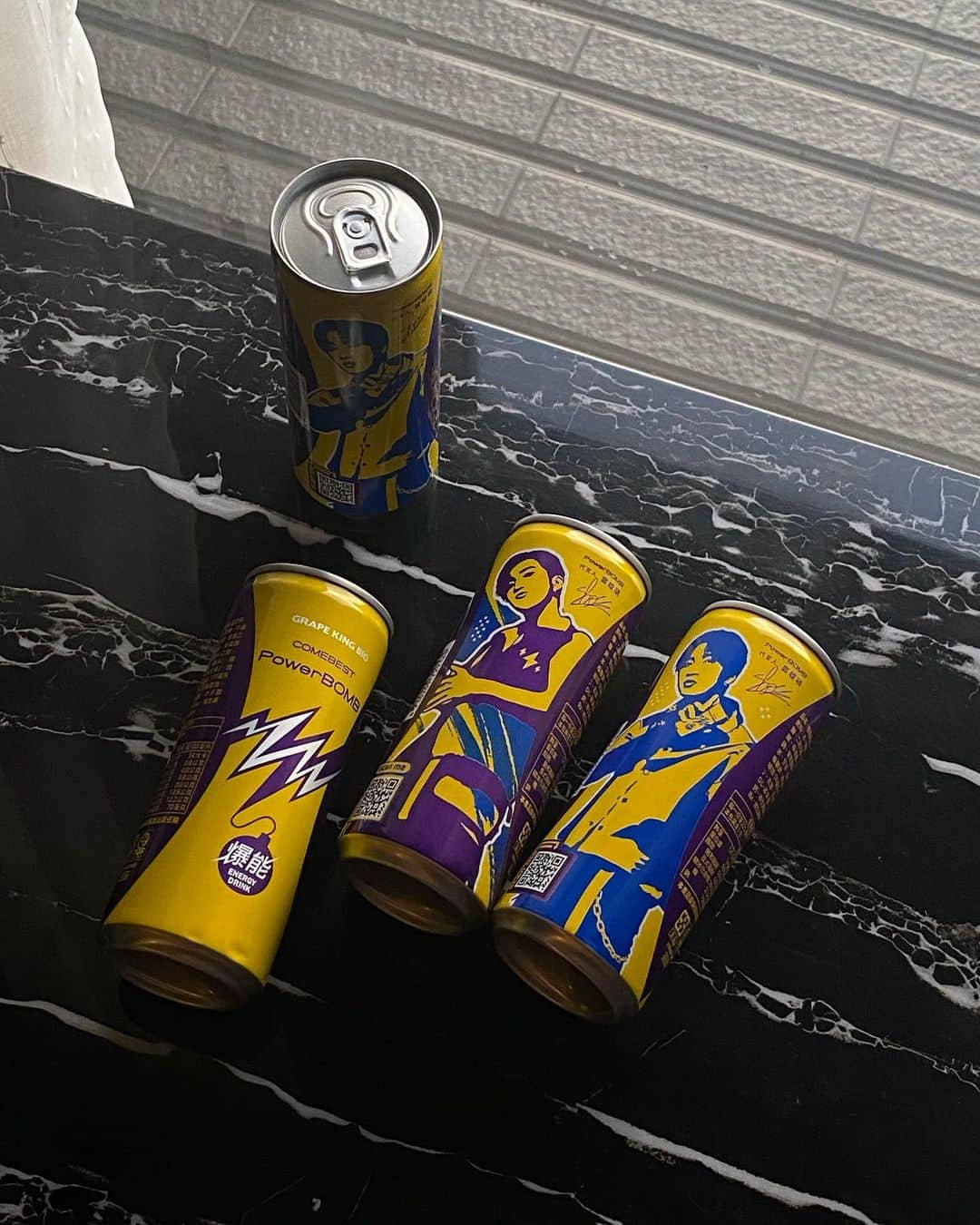 葉晟睿さんのインスタグラム写真 - (葉晟睿Instagram)「PowerBOMB爆能能量飲料｜婁峻碩限量款包裝  PowerBOMB推出兩款代言人婁峻碩限量款包裝 綻放著黃色配上紫色和藍色 兩款都超好看一定要去蒐集一下！ 讓它們成為生活中不可或缺的能量夥伴！  微氣泡、清爽順口的口感更是一點也不會讓你感到沉悶 富含維生素B群和維他命，讓你的精神能量始終保持充沛狀態 不論何時何地，攜帶一瓶PowerBOMB，即刻注入滿滿能量，讓你充滿朝氣活力，散發出迷人的光芒！  🏷️ 活動資訊 ✨即日起至10/20，買PowerBOMB及康貝特系列登錄發票，超值好禮週週抽，還有現金十萬元等你來拿💰 ✨參加副線活動「婁力士登台婁」還可以抽24小時能量KTV🎤、婁峻碩見面合照機會🤩  #PowerBOMB #爆能 #能量飲料 #婁峻碩 #婁峻碩SHOU限定款包裝 #爆能催婁去 #登錄發票活動 @powerbomb_energy_drink」8月25日 18時00分 - kalvin.yeh