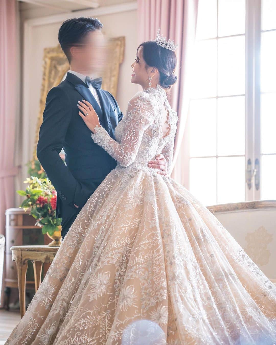 吉井香奈恵のインスタグラム：「🤵🏽‍♂️👰🏽‍♀️💕  お気に入りすぎるので 恥ずかしいけど載せちゃう！！！🫶🏽  1 or 2 or 3 ??💐  @theday__wedding  #韓国前撮り #韓国 #前撮り #ウェディングフォト #プリンセス #princess」