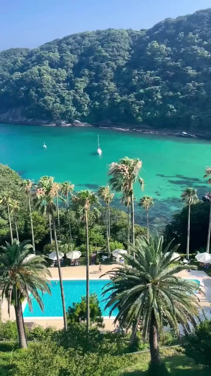 東急ホテルズのインスタグラム：「「下田東急ホテル」から望む、ガーデンプールと鍋田浜ビーチ🌊 美しい海を眺めながら、潮の香りや爽やかな風、まばゆい陽射しを感じてみてください ✨  ‐‐‐‐‐‐‐‐‐‐‐‐‐‐ 下田東急ホテル 📍静岡県/伊豆 最新情報や宿泊予約はホテル公式アカウントをご覧ください。 @shimodatokyuhotel ‐‐‐‐‐‐‐‐‐‐‐‐‐‐‐  Experience the Garden Pool and Nagatahama Beach from Shimoda Tokyu Hote l🌊 Immerse yourself in the awe-inspiring ocean views, savor the scent of the sea breeze, feel the invigorating wind, and soak in the brilliant sunlight ✨  ‐‐‐‐‐‐‐‐‐‐‐‐‐‐ Shimoda Tokyu Hotel 📍 Izu, Shizuoka, Japan Please refer to the official hotel account for the latest news, events, and reservation information. �@shimodatokyuhotel ‐‐‐‐‐‐‐‐‐‐‐‐‐‐‐」