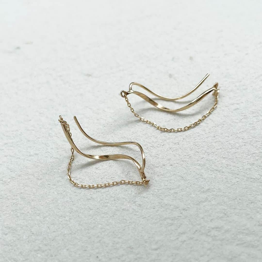 JUPITERのインスタグラム：「earlineイヤリング ￥17,600  カーブを加えた金線からドレープ状にかかるチェーンが耳を縁取るように彩るイヤリング。 金線とチェーンが織り成す洗練されたデザインが、耳元に女性らしさを印象付けます。  普段の装いのアクセントにはもちろん、パーティーシーンにも活躍する程よい華やかさです。  #jupiter #jewelry #fashion #instajewelry #fashionjewelry #instafashion #gift #earrings #ジュピター #ジュエリー #ファッション #ギフト #イヤリング #ゴールド」