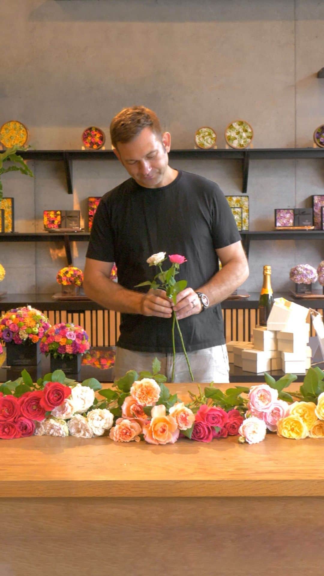 ニコライ・バーグマン・フラワーズ＆デザインのインスタグラム：「Found these beautiful roses at the Tokyo flower market the other day 🌹#FridayFlowers  . . . . . #flowerdesign #フラワーデザイン #니콜라이버그만 #꽃다발 #букетцветов #ramosdeflores #blumenstrauß」