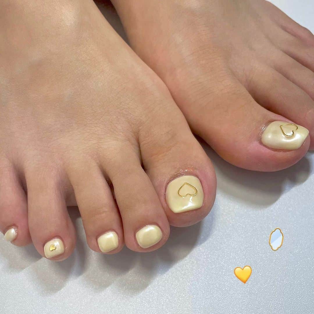 志乃のインスタグラム：「foot nail. 夏といえば🦶🏻  足元見るだけで、幸福感☺️💛 ありがとうございました！  #nail #nails #footnail #footnails #naildesign #nailart #ネイル #フットネイル #ネイルデザイン #ミラーネイル」