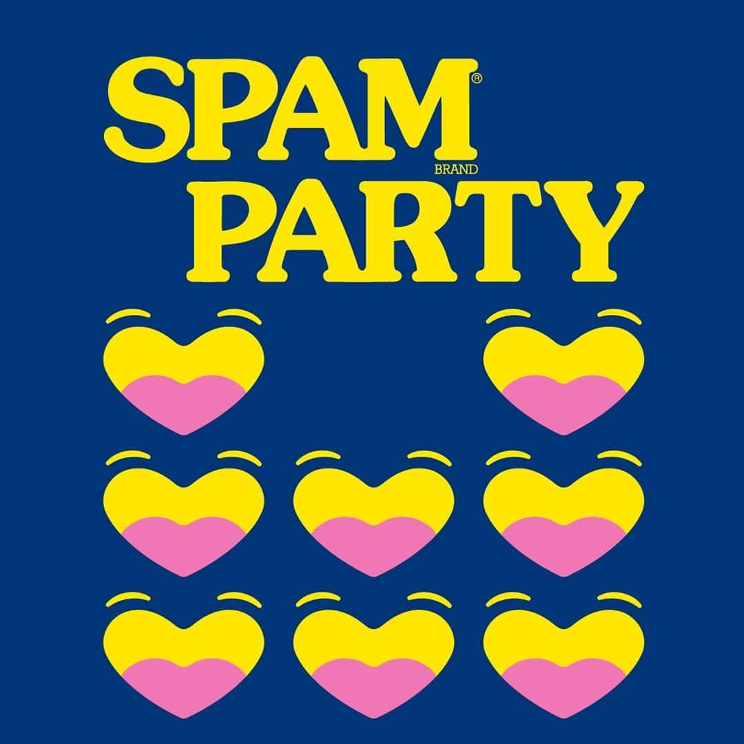 Spam Japanさんのインスタグラム写真 - (Spam JapanInstagram)「【フライドSPAM® アイスクリーム】  1日頑張ったご褒美に、甘いものはいかが...？🌛  揚げたSPAM® レスソルトとアイスクリームがコラボ！ 意外な組み合わせのデザートだけど その甘じょっぱさが癖になるんです...👅💙  揚げたては柔らかいけれど、油を切って粗熱をとるとスナックに変身。 SPAM® レスソルトの厚みで食感が変わるので、ぜひお試しあれ🥄🍨  ==  【フライドSPAM® アイスクリーム】1人分  ［材料］ ・SPAM® 25％レスソルト...1缶 ・アイスクリーム...適量 ・チョコレートソース...適量 ・ライスパフ...適量 ・ごま...適量  ［作り方］ 1. SPAM® レスソルトを細切りにし、油で色づくまで揚げる。 2. SPAM® レスソルトとアイスクリームを器に盛り、チョコソース、ライスパフやごまをトッピングして完成です！  #スパムがあればパーティーだ #スパムパーティー #スパム #スパム缶 #スパム好きな人とつながりたい #スパム好き #スパムレシピ #スパムクッキング #おうち時間 #背徳グルメ」8月25日 18時00分 - spamjapan