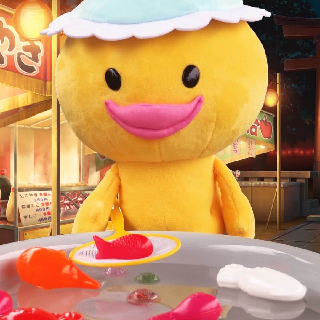 メル助【公式】ゆるキャラグランプリ参戦中のインスタグラム：「. 今日は夏祭りに来たキュ！  金魚すくいに挑戦✨ 何匹すくえるかな～  今年夏祭りに行ったよって人は いいね❤して教えてキュ！  #夏祭り #夏休み #猛暑 #メニコン #コンタクトレンズ #コンタクト #menicon #ゆるキャラ #メル助 #キャラクター #キャラ」