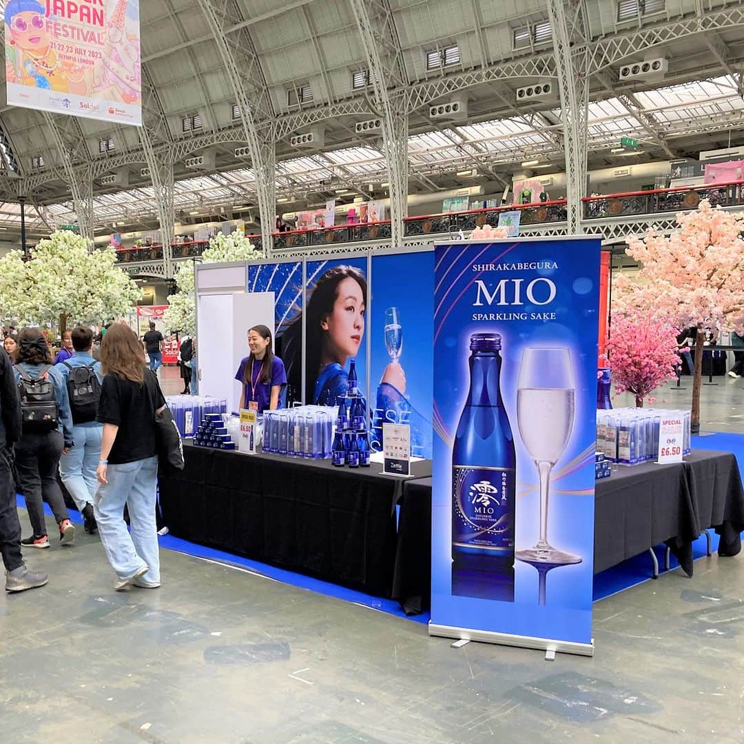 mio_sparklingのインスタグラム：「澪　海外情報編🇯🇵🇬🇧  英国最大規模の日本文化イベント「HYPER JAPAN Festival」の出展ブースには、澪アンバサダー浅田真央さんの巨大パネルを設置！  澪と一緒に記念撮影をするお客様で賑わっていました😀  澪は『THE JAPANESE SPARKLING SAKE』を世界共通のコピーとし、日本を代表するスパークリング日本酒として、世界中に日本酒を飲むよろこび・おいしさ・感動を発信してまいります。  #mio #sake #sparkling #sparklingsake #hyperjapan #hyperjapanfestival #浅田真央 #飲酒タグラム #日本酒で乾杯 #日本酒好きな人と繋がりたい #スパークリング日本酒 #日本酒 #澪 #宝酒造」