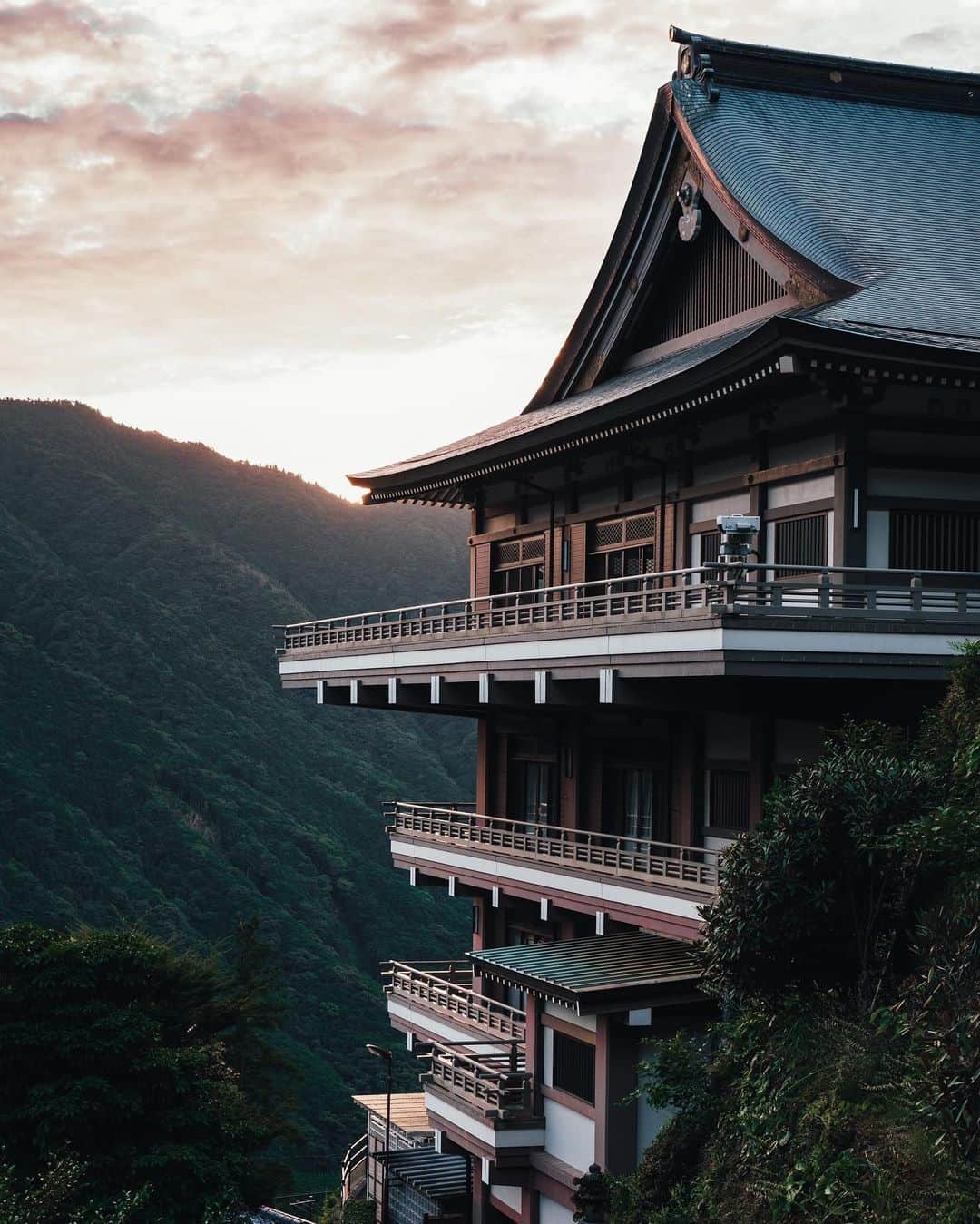 のインスタグラム：「. Enjoy the serenity of the golden hour at Kumano Nachi Taisha Grand Shrine. 📸 @kubori21 📍 Kumano Nachi Taisha Grand Shrine, Wakayama . . . . . #discoverjapan #unknownjapan #instajapan #landscape #japan #japantrip #japantravel #beautifuldestinations #wakayama #wakayamagram #explore #adventure #visitwakayama #travelsoon #visitjapan #travelgram #stayadventurous #igpassport #explorejapan #lonelyplanet #sustainabletourism #deepforest #nature #traveldeeper #bucketlist #kumanonachitaisha #kumano #nachifalls #daimonzaka #kumanokodo」