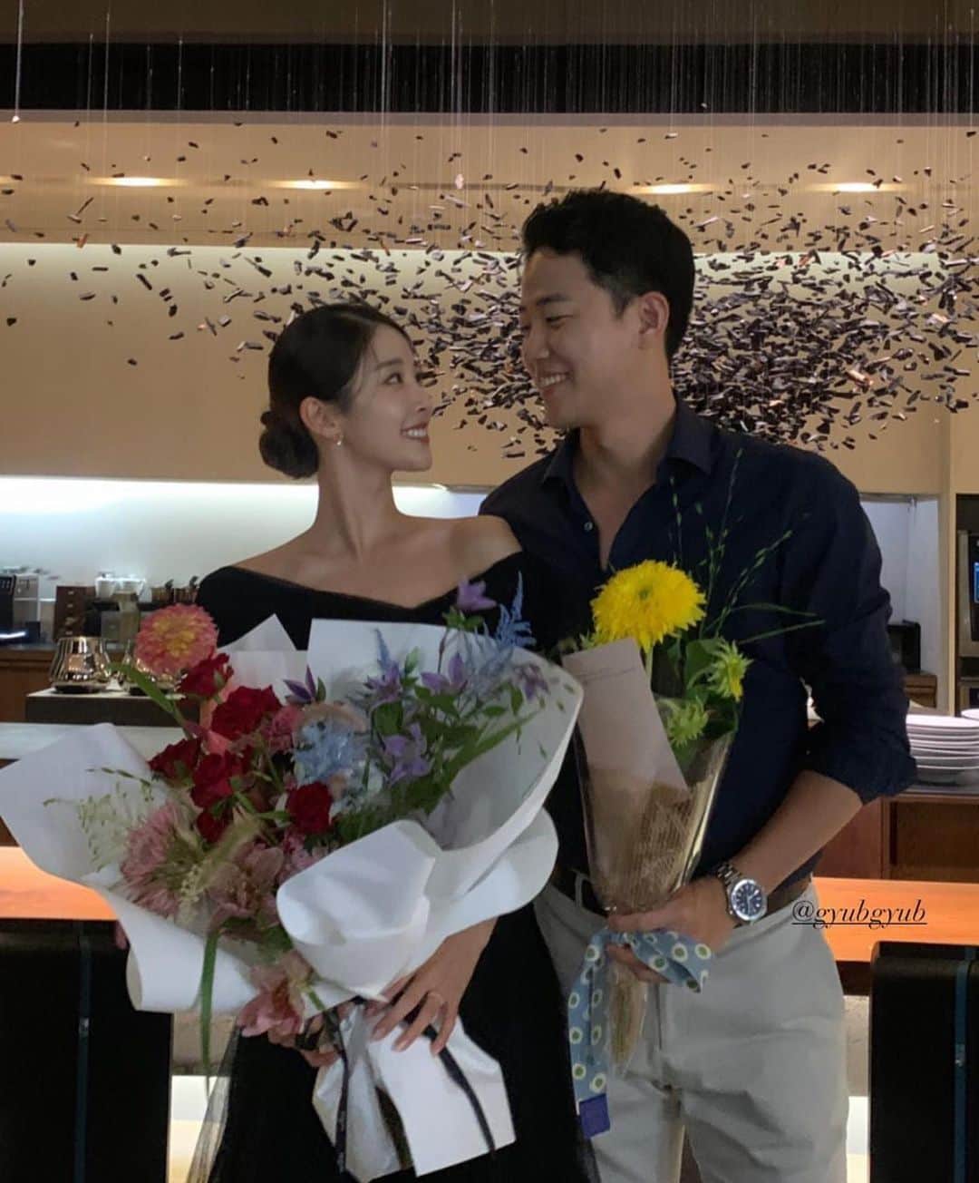 플로리스트 이주연 florist Lee Ju Yeonのインスタグラム：「. @gyubgyub  엘리멘탈 버전으로 엠버와 웨이드가 함께 있는듯 요청해주신 로맨티스트 규빈님 꽃다발 🙏🏻 선남선녀 두분 행복하세요 🫶🏻 . #바네스꽃다발  . 바네스플라워 VANESS FLOWER . Katalk ID vaness52 E-mail vanessflower@naver.com . Paypal payment possible . 서울시 중구 청파로464 브라운스톤서울 101동2806호 📞02-545-6813」