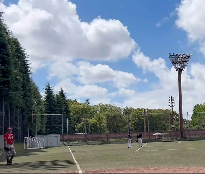 西寺郷太のインスタグラム：「昨日は、草野球を始めたばかりの頃の20年ほど前にはライバルチームの先輩選手として、途中からは審判としてもお世話になった伊東さんの追悼試合でした。  伊東さんは2018年夏に、審判を連続で何試合もした末（詳細はわからないですが、多分）熱中症が原因で亡くなられました。ともかく野球が大好きで、観るのも、プレイするのも、審判するのも大好きなオジさんでした。ピエール瀧さんが声をかけて集まった #tokyo大リーグ でもメインの審判として皆お世話になっていて。特にピッチャーに転向した僕はかなり可愛がってもらった（元々ド素人なのを彼はよく知っているので）思い出があります。僕らの本拠地となっていた今はなき三宿webでシーズンごとに開かれた忘年会や野球飲み会にも、伊東さんはよく顔を出してくださいました。というか、彼もめちゃくちゃ楽しかったんだと思います。  逝去後、コロナを挟み、開催しない年もあったのですが真夏に伊東さんを偲んだ「オールスター戦」を開催していて、昨日はその試合がありました。リーグ有志が集まって混合チームで試合をするんです。  伊東さんにはご家族、肉親の方がいらっしゃらず、お盆の時期亡くなって10日くらい経ったころでしょうか、「世田谷区が無縁仏のような形で埋葬する」という話が漏れ伝わりました。瀧さんやwebナガサワさんがそれはあんまりだということで草野球の仲間で集まることにした話は吉田豪さんの番組などで話したことがあります。  瀧さんが「郷太くん、お経が詠めるなら伊東さんのために詠んであげてほしい」と頼んでこられたので「伊東さんが、仮に仏教だとしても何宗かわからないし（ウチは代々浄土真宗）、もしかしたらキリスト教（もしくは別の宗教）だった可能性もありますし…、大丈夫ですかね…？」と最初は言ったものの、確かめることが出来ないなら野球の仲間皆で集まって手を合わせることが大切かな？と引き受けました。皆で集まり、ホントに野球が好きな人だったと故人を偲び、呑みました。  それから５年。今年も夏に、「オールスター戦」は開かれました。当日来られた審判さんも「同じ審判として伊東さんのことをこうしてまた思い出して野球してくださることに御礼申し上げます」と最初に言われて。  結果、びっくりするくらい草野球らしい楽しい試合になったんです。４回くらいでしょうか、（僕と同じ「サンキング」でこの日もキャッチャーやってた）マサやんが走者のタイミングで2、3塁間に挟まれて。何回も逃げて結果アウトに。  暑かったし、マサやん、明らかにゼーゼーいっててヤバかったんでキャッチャーがこれまたサンキングのやぶジョーに代わったんですが。  時間稼ぎのためにやった「西寺郷太ハーフタイムショー」が、録画されてました。時間稼ぎになってないけど（笑）。相手チームから、「無料でいいんですか！？」というつっこみがあり笑いました！むしろ、こっちがお金を払わなければいけないレベルのしょーもなさです（笑）！  最後に皆で黙祷し、記念写真を撮りました。僕は、伊東さんって幸せな人だなぁ、と。若い世代が皆で集まって彼を思い出して野球して笑って。自分もそんな風にいつか思われたらいいなぁ、なんて思いながら野球してました。  試合自体は負けたんですが、色々自分のピッチャーとしての見せ場もあり（「ハーフタイム・ショー」はただのアホですが^ ^）最高に楽しかったです。  草野球最高！リーグの皆さん、ありがとうございます！」