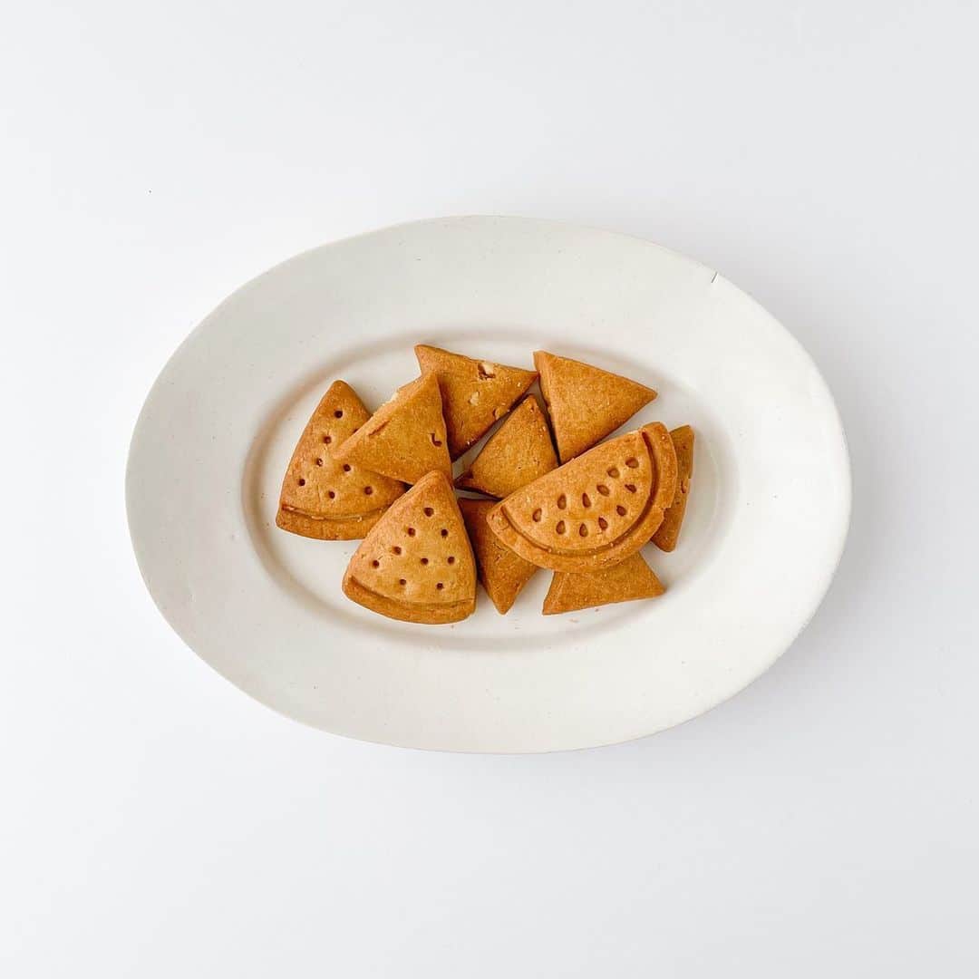 なかしましほ（foodmood）のインスタグラム：「夏のおやつたち、終了します。 スイカ色のクッキーBOX、バナナシフォン、あんずのチーズケーキの販売は明日までとなりました🍉どうぞよろしくお願いします。」