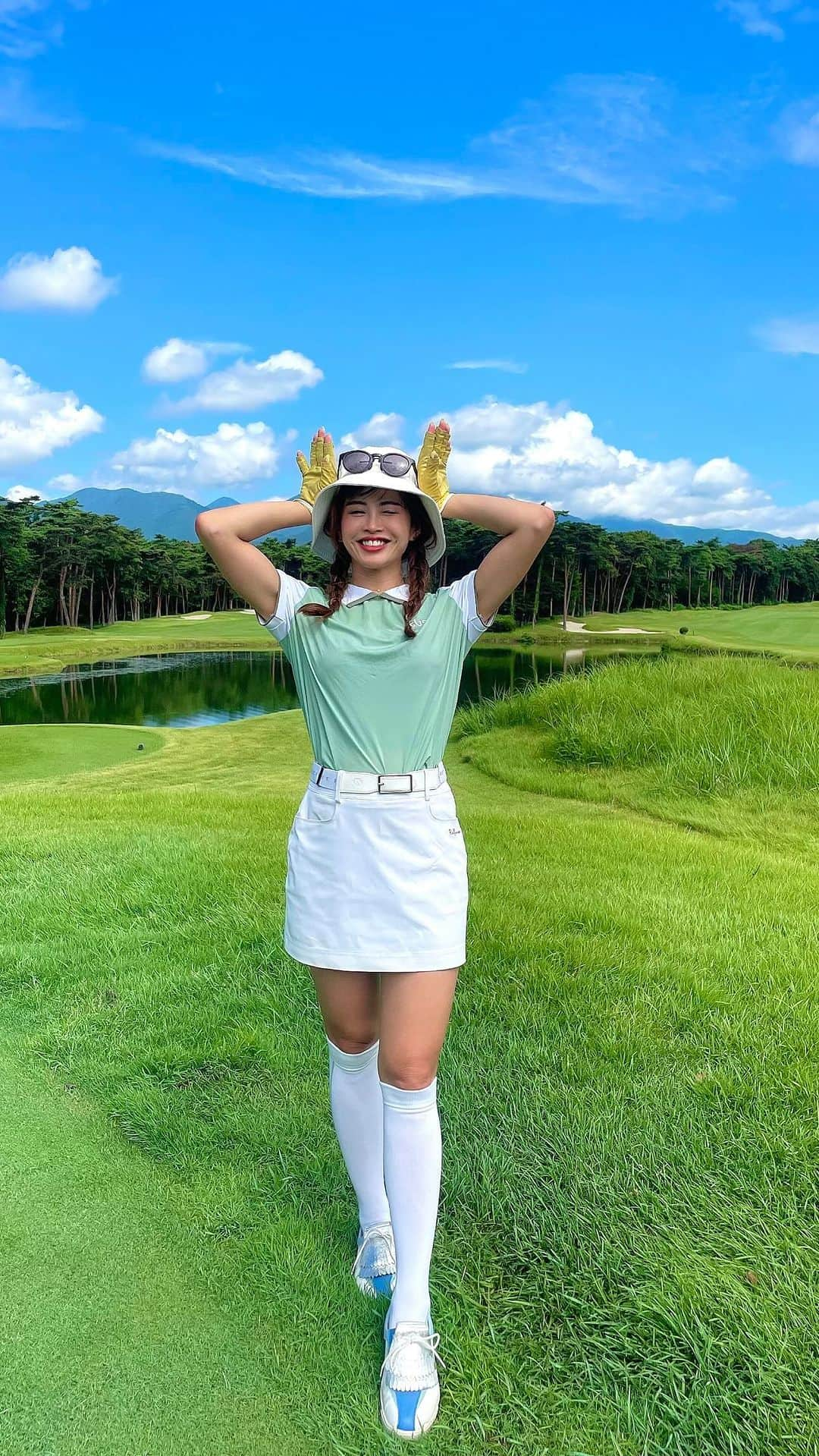 YUKAのインスタグラム：「@suicgolf 💚💚💚 生地が気持ちくて着やすい😚  この日は最後の写真の皆で夏のゴルフ合宿してきました🙆‍♀️ 全員恐ろしいくらいにうますぎ🥹‼️  スコアでは全く勝てませんので、 私はスイカ🍉を皆より沢山食べました笑  夏の思い出ありがとー💚💛  @minamii_golf  @mih0_golf  @amirin.golf  @sakuyako_golf  ⁡ #ゴルフ好き #ゴルフ #ゴルフラウンド #ゴルフ女子 #ゴルフ上手くなりたい #ゴルフスイング #ゴルフスイング動画 #ゴルフコーデ #ゴルフ男子 #ゴルフ好きな人と繋がりたい #ゴルフバカ #ゴルフ好きな人と仲良くなりたい #ゴルフウェア #おしゃれさんと繋がりたい #お洒落 #スポーツ好き＃フィラゴルフ #filagolf #golf #vg_fashion #golfstagram #golfwear #golfgirl #golfswing #골프여자#골프스타그램 #골프 #골프웨어」