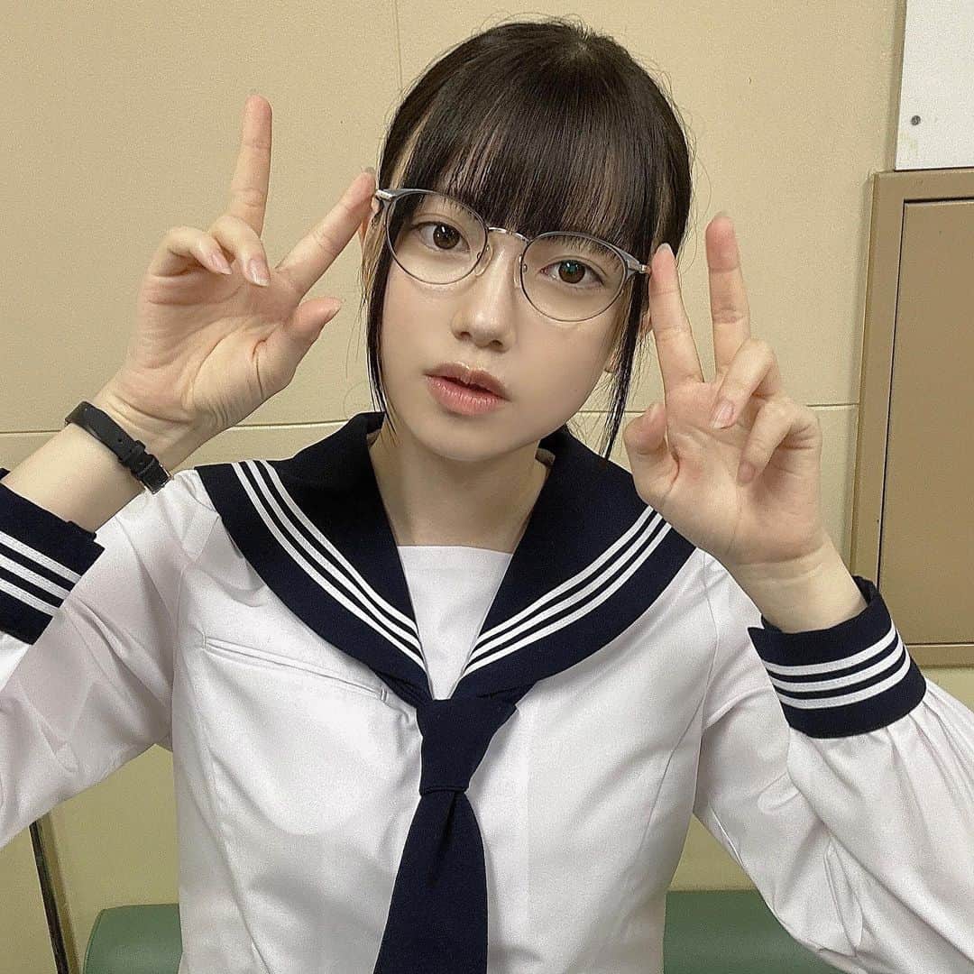 のインスタグラム：「本日8/25(金) よる22:00~ #TBSドラマ #トリリオンゲーム 第7話 放送です！  今週も是非チェックしてください👓 見逃しちゃったよって方はサブスクでもチェックできますので是非💫  メガネかちゃかちゃしてる時に撮ってたから謎ピースです✌🏻  放送後TikTokLIVE、YouTubeLIVEもしますので是非~❕  #あかせあかり #セーラー服」