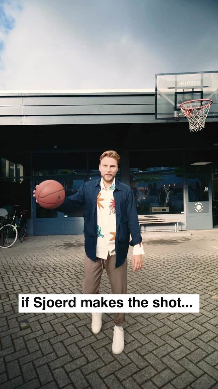 Showtekのインスタグラム：「If Sjoerd makes the shot, our new single will be a BANGER! What do you think?   SNOW with @tomx.dj is OUT NOW! #newmusic #newmusicfriday #edm #edmhits #edmmusic」