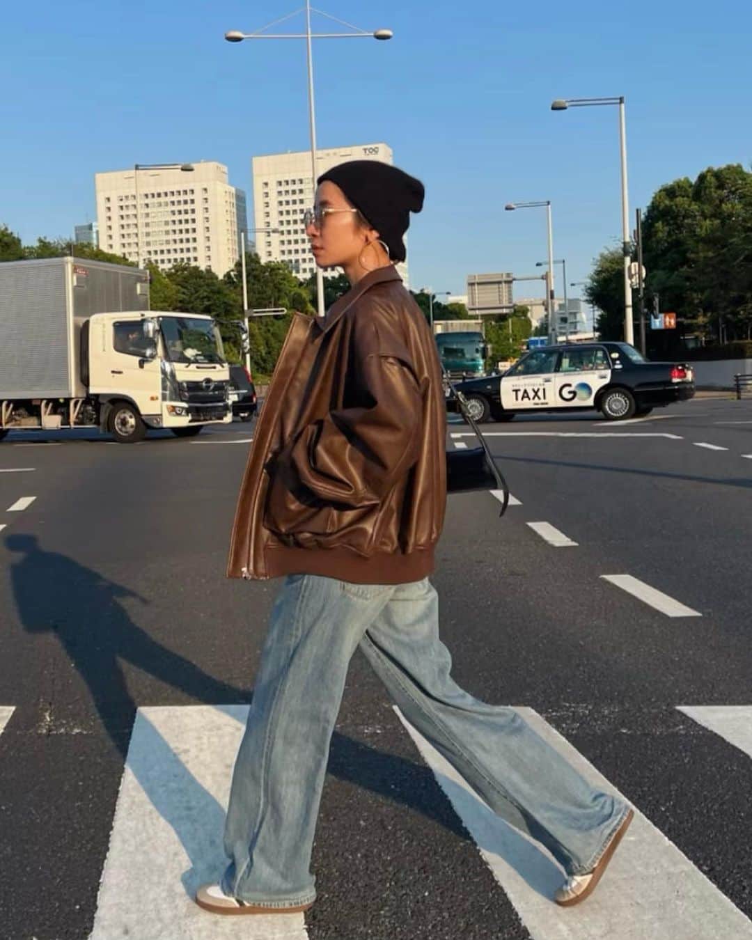 Ungrid staff snapのインスタグラム：「気になるアウター総選挙の1位は…☺️✨  8.29 (tue) 23:59まで！ 今だけお得な、ポイント20倍&送料無料！ . . @aki_ishikuro_ 166cm @ami_fujino_ 155cm  #フェイクレザーブルゾン ブラック/ブラウン ¥16,500(tax in)  丸みのあるフォルムと、たっぷりゆとりのあるシルエットが可愛いブルゾン🕶️ デニムと合わせてクールにメンズライクなスタイリングはもちろん、ワンピースと合わせてミックススタイルもおすすめ！  ーーーーーーーーーーーーーーーーーーーーーーーーーーーー ☑︎商品詳細は製品タグ or TOPページURLよりチェック  » @Ungrid_staffsnap  #Ungrid #ungrid_official #ungridコーデ #アングリッド #カジュアル #カジュアルコーデ #カジュアルスタイル #シンプル #シンプルコーデ #フェイクレザー #レザー #ブルゾン #メンズライク #ヴィンテージ #ヴィンテージライク」