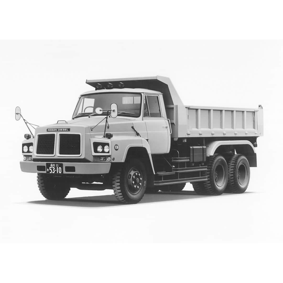 ＵＤトラックスのインスタグラム：「ＵＤトラックス クラシック車両図鑑 Vehicles from our proud past -------------------------------------- K-TW53（車両型式/Model） 1981（製作年/Year） 10.25t（最大積載量/Payload Capacity） 19.765t（車両総重量/Weight） 6×4（軸タイヤ配列/Axle Configuration） RD8（エンジン/Engine） 300ps（最高出力/Horsepower） --------------------------------------  #udtrucks #udトラックス #classictruck #旧車 #trucks #トラック」