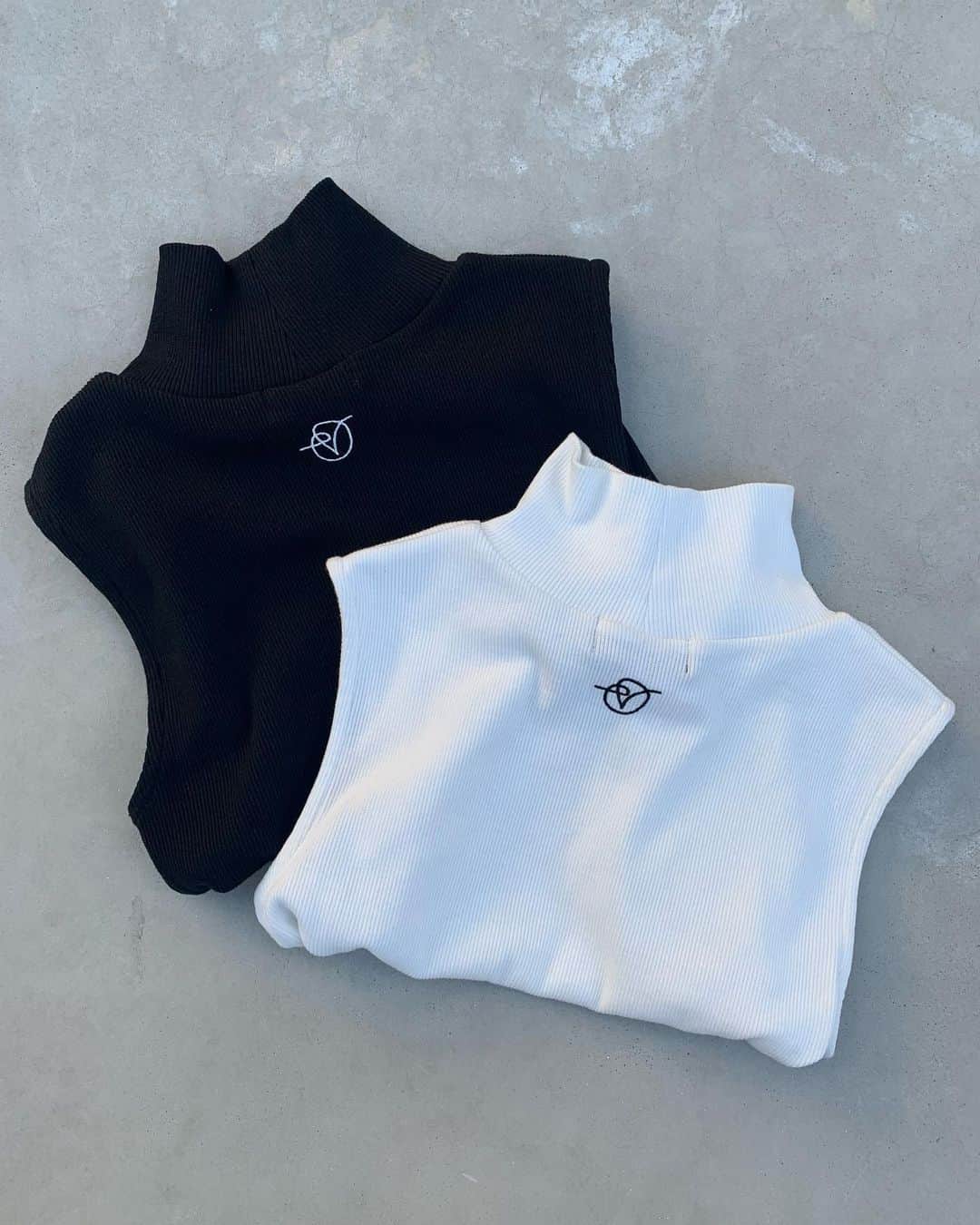 ENVYMのインスタグラム：「【𝐍𝐄𝐖 𝐀𝐑𝐑𝐈𝐕𝐀𝐋🩶】 ⁡ ✔︎︎︎︎ノースリタートルTOPS color/WHITE/BLACK price/¥4,290(taxin) 発売中✨️ ⁡ ■ポイント BACKに刺繍ロゴが施されててポイントに♪ ⁡ ■ディティール 季節問わず着用しやすいカットリブ素材のノースリトップス。 首元は詰まりすぎず、着用しやすいアイテムです！ ⁡ ■スタイリング 秋口には1枚で、本格的な秋になったらシャツやジャケットのインナーにぴったりなアイテムです。 ⁡ ⁡ ---------------------------------------- ⁡ TGC出展決定✨️ ⁡ 第37回マイナビ東京ガールズコレクション2023AUTUMN/WINTER 開催日時：2023年9月2日（土）開場12:00,開演14:00,終演21:00（予定） ⁡ #ENVYM#2023AW」