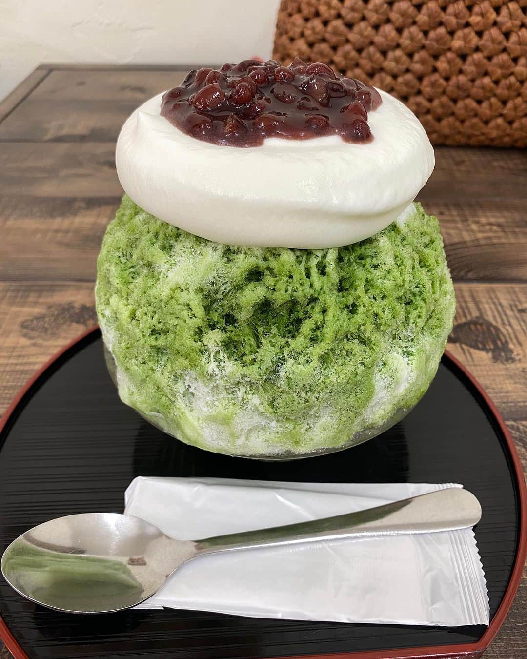 山中崇史のインスタグラム：「冷房の効いた店内で食べる抹茶かき氷。美味しかったけど私にとっては危険でした🥶」