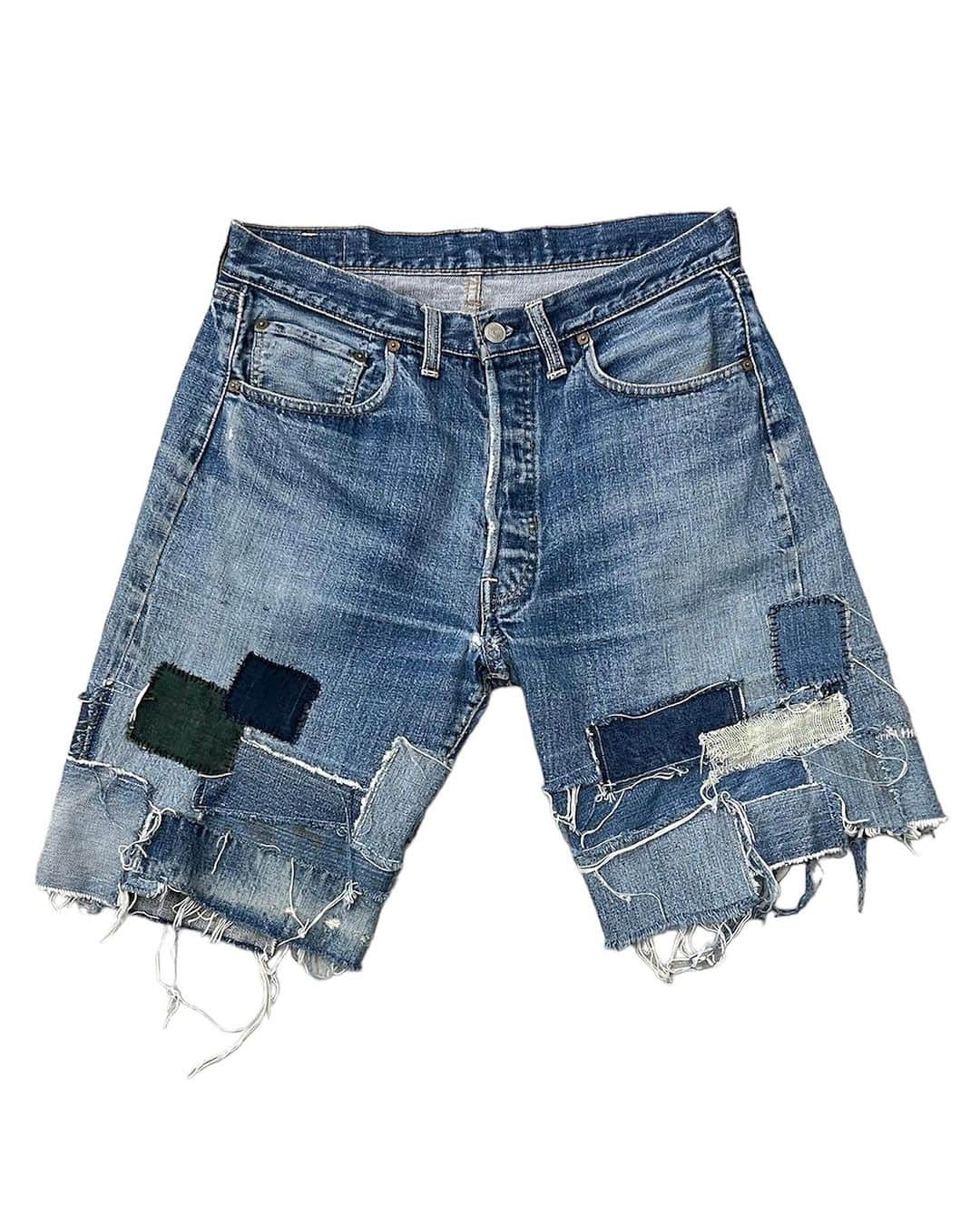 ジャムルのインスタグラム：「vintage LEVI'S 501 66 クラストショーツ　¥20000+tax(22000) .  LEVI'S 501 66前期 シングルステッチにデニムや端切れを継ぎ足したクラストショーツ。 使っている501の色落ちはもちろん、継ぎ足したデニムなどもvintageで最高に良い色で格好良いです！  このまま履いてももちろんかっこいいですが、自分色にカスタムするのも◎ .  WEB SHOPに入荷しております。 是非ご覧ください。 jammru.com  #お問い合わせはお電話で承ります #jammru#levis50166 #osaka  #fashion  #streetstyle  #streetfashion  #vtg  #vintage  #used  #usedclothing  #古着 #古着屋 #ファッション #70s #80s #90s」