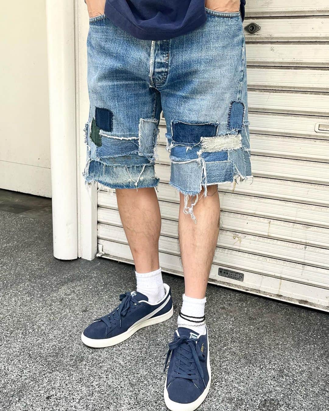ジャムルのインスタグラム：「vintage LEVI'S 501 66 クラストショーツ　¥20000+tax(22000) .  LEVI'S 501 66前期 シングルステッチにデニムや端切れを継ぎ足したクラストショーツ。 使っている501の色落ちはもちろん、継ぎ足したデニムなどもvintageで最高に良い色で格好良いです！  このまま履いてももちろんかっこいいですが、自分色にカスタムするのも◎ .  WEB SHOPに入荷しております。 是非ご覧ください。 jammru.com  #お問い合わせはお電話で承ります #jammru#levis50166 #osaka  #fashion  #streetstyle  #streetfashion  #vtg  #vintage  #used  #usedclothing  #古着 #古着屋 #ファッション #70s #80s #90s」
