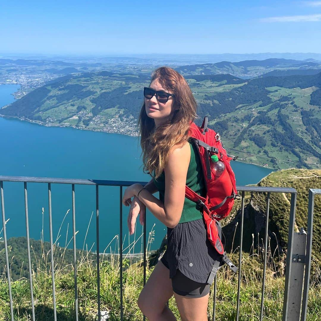 オルガ・キュリレンコのインスタグラム：「Keeping healthy is the way to live longer. Walking in the mountains is one of the natural ways to workout if you aren’t into gyms 🏋️‍♀️ 🌞 🍀 #hiking #naturalliving」