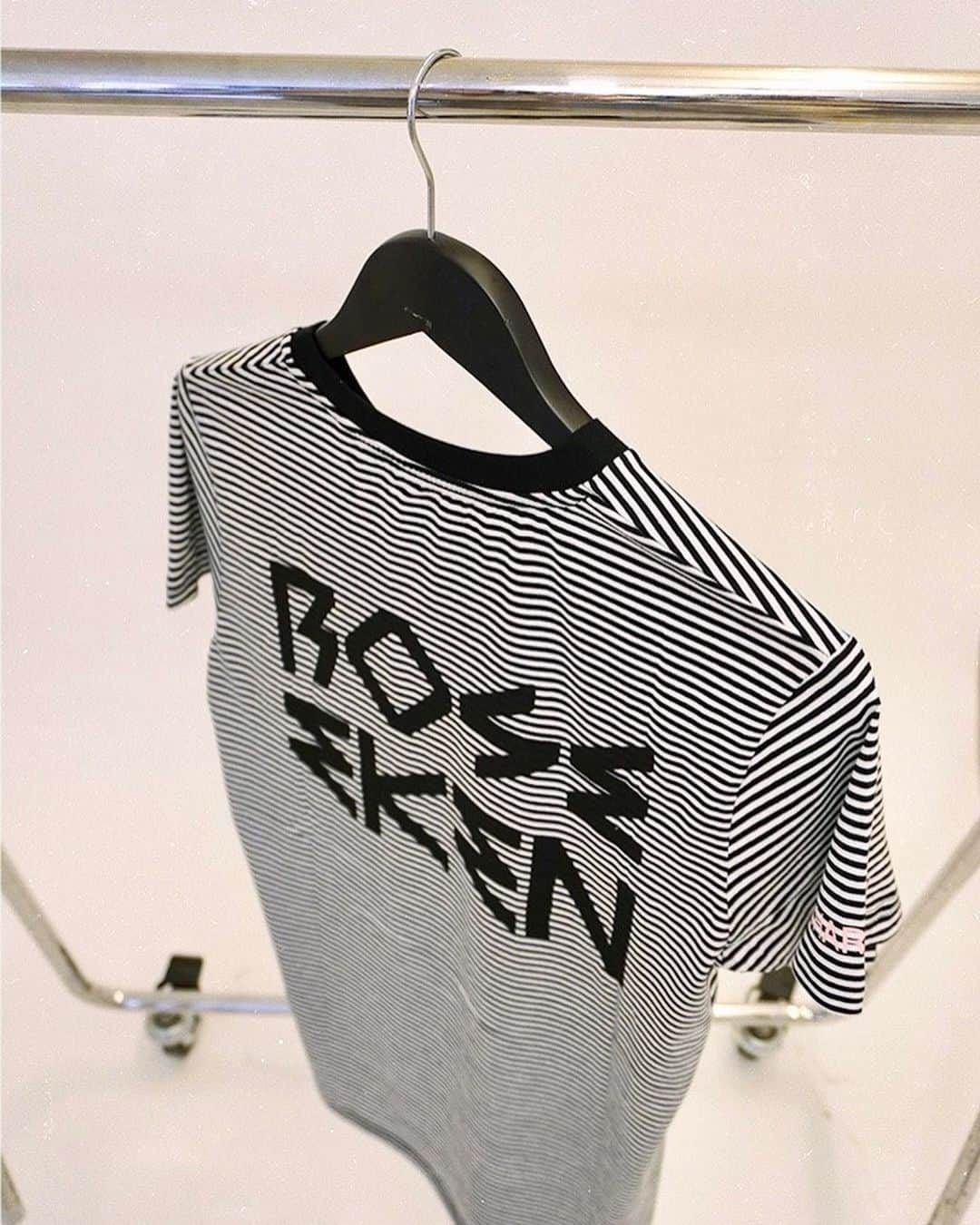 マッツノーガードさんのインスタグラム写真 - (マッツノーガードInstagram)「Proud to collaborate with artist @roseeken on a series of products on the occasion of @chartartfair taking place now in Copenhagen.   Find t-shirts featuring the poisonous Belladonna plant and Rose Eken’s signature on the back, soft 100% silk scarves and a special #101 Rose Eken edition in black and pink.   Photo of Rose and Mads by @theismortensen  #madsnorgaard #roseeken #chartartfair」8月25日 18時12分 - madsnorgaard