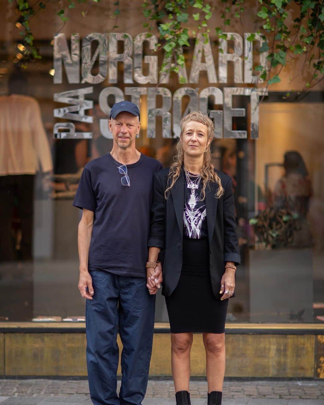 マッツノーガードのインスタグラム：「Proud to collaborate with artist @roseeken on a series of products on the occasion of @chartartfair taking place now in Copenhagen.   Find t-shirts featuring the poisonous Belladonna plant and Rose Eken’s signature on the back, soft 100% silk scarves and a special #101 Rose Eken edition in black and pink.   Photo of Rose and Mads by @theismortensen  #madsnorgaard #roseeken #chartartfair」