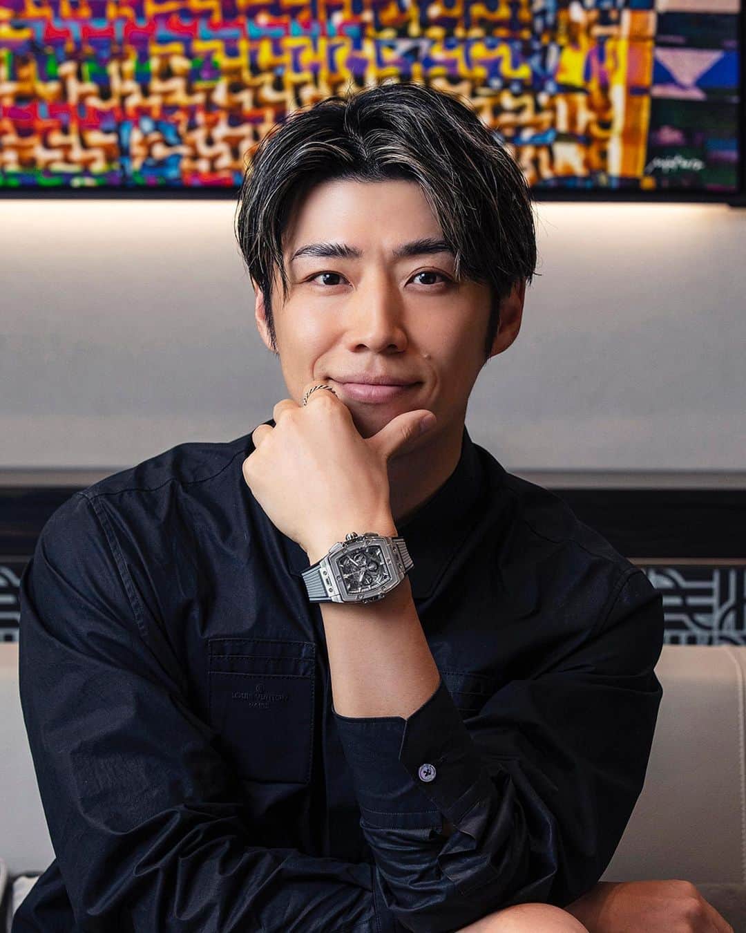 黄皓さんのインスタグラム写真 - (黄皓Instagram)「ビジネスマンになった時に目標にしていた時計や車があって、その一つがHUBLOTだった。 数年前に初めてHUBLOTの時計を買った時の高揚感は今でも覚えてるし、今でも自分にとっては特別なブランドの一つ。  今回は新しく発表された『Spirit of Big Bang Essential Grey』を見てみたくてHUBLOTの銀座ブティックに行ってきた。  世界の中でもトップクラスの規模と品揃えがある店内にはHUBLOTの代表的なシリーズや希少なものまでたくさんあって見応えあるし、アート好きな自分としてはアートとの融合をコンセプトとした店内の居心地がとても好きだったな。  カジュアルな時でも、フォーマルな時でも、日常でも、勝負時でも自分の存在を際立たせてくれる時計はやっぱりつけているだけで楽しいし、また頑張りたいと思わせてくれる時間でした。  男女問わず使えるデザインが多いのも魅力だし、時計としては歴史はまだ長いわけではないけど時計の機構や技術、そして素材にまでこだわりが詰まりまくった独特の存在なので、ぜひブティックに立ち寄ってその魅力を感じてほしい！  @hublot @hublot_japan @hublot_ginza  #Hublot #ウブロ #PR」8月25日 18時16分 - haohaohaokun