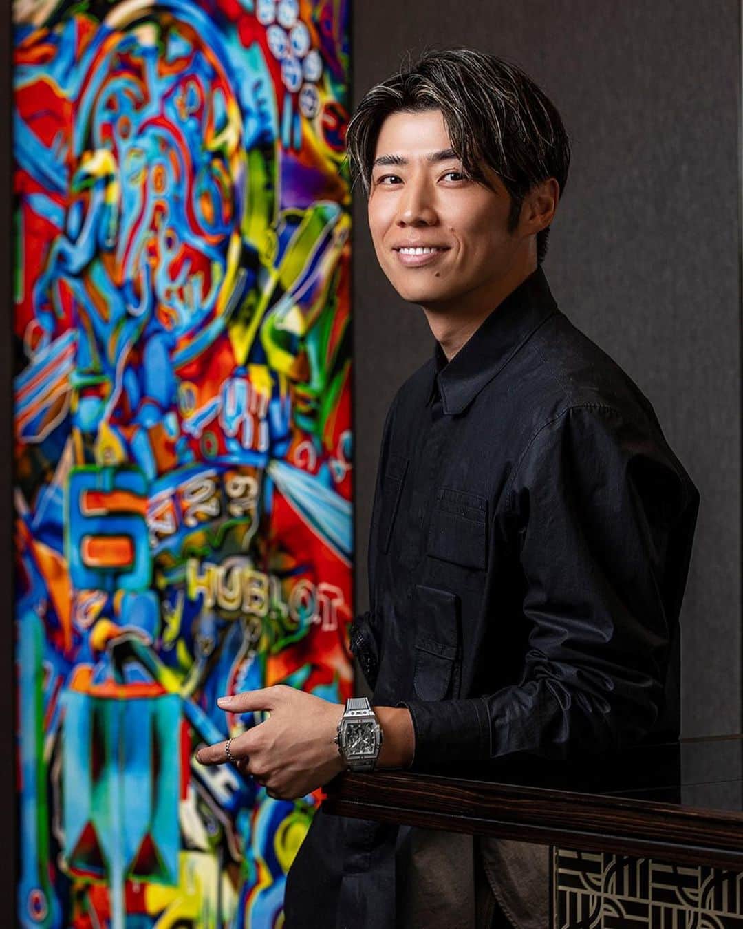 黄皓さんのインスタグラム写真 - (黄皓Instagram)「ビジネスマンになった時に目標にしていた時計や車があって、その一つがHUBLOTだった。 数年前に初めてHUBLOTの時計を買った時の高揚感は今でも覚えてるし、今でも自分にとっては特別なブランドの一つ。  今回は新しく発表された『Spirit of Big Bang Essential Grey』を見てみたくてHUBLOTの銀座ブティックに行ってきた。  世界の中でもトップクラスの規模と品揃えがある店内にはHUBLOTの代表的なシリーズや希少なものまでたくさんあって見応えあるし、アート好きな自分としてはアートとの融合をコンセプトとした店内の居心地がとても好きだったな。  カジュアルな時でも、フォーマルな時でも、日常でも、勝負時でも自分の存在を際立たせてくれる時計はやっぱりつけているだけで楽しいし、また頑張りたいと思わせてくれる時間でした。  男女問わず使えるデザインが多いのも魅力だし、時計としては歴史はまだ長いわけではないけど時計の機構や技術、そして素材にまでこだわりが詰まりまくった独特の存在なので、ぜひブティックに立ち寄ってその魅力を感じてほしい！  @hublot @hublot_japan @hublot_ginza  #Hublot #ウブロ #PR」8月25日 18時16分 - haohaohaokun